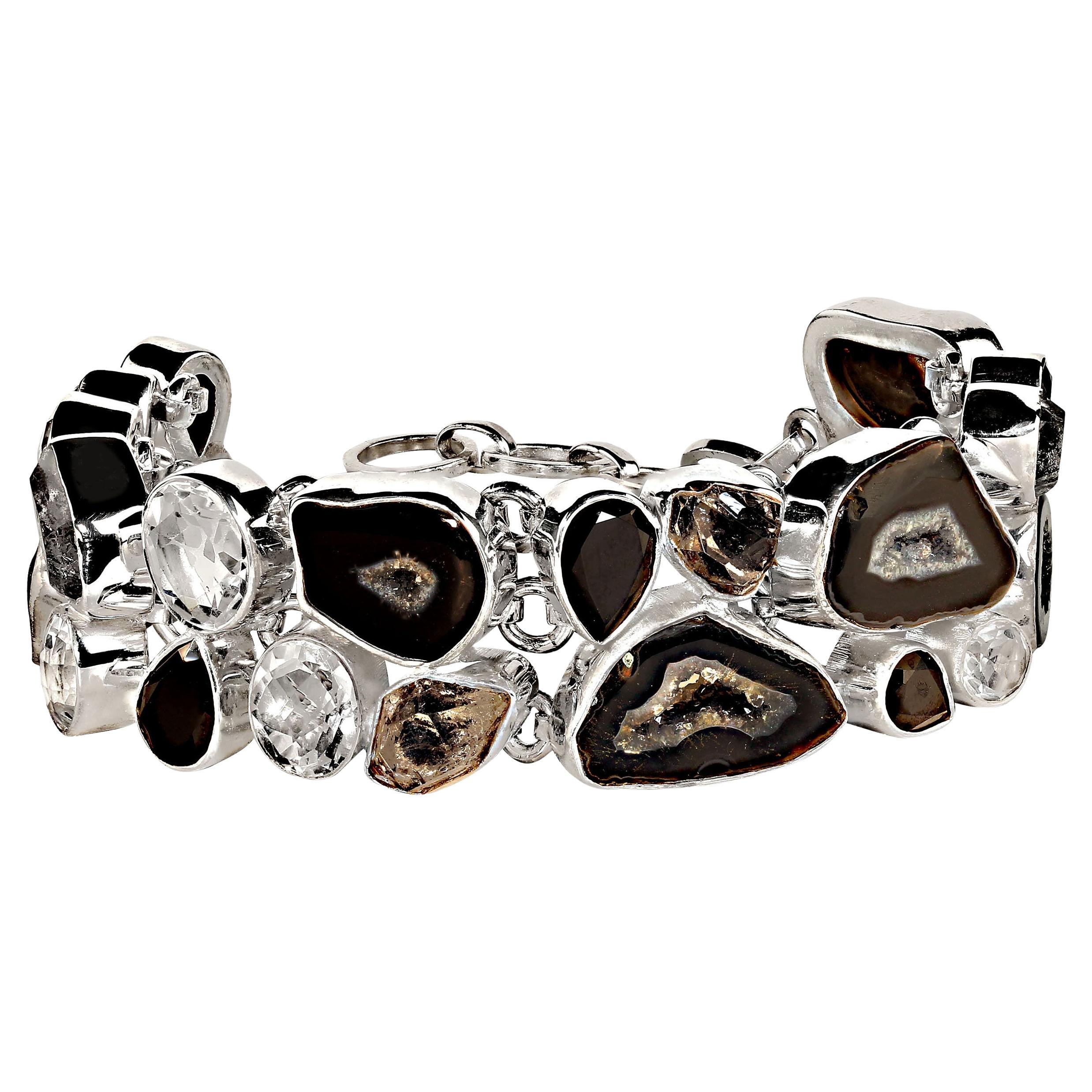 Eleva il tuo stile con questo elegante bracciale in agata nera e cristallo di quarzo bianco, un accessorio senza tempo che si abbina perfettamente ai tuoi ensemble in bianco e nero. Il contrasto tra il nero intenso dell'agata e il bianco radioso dei