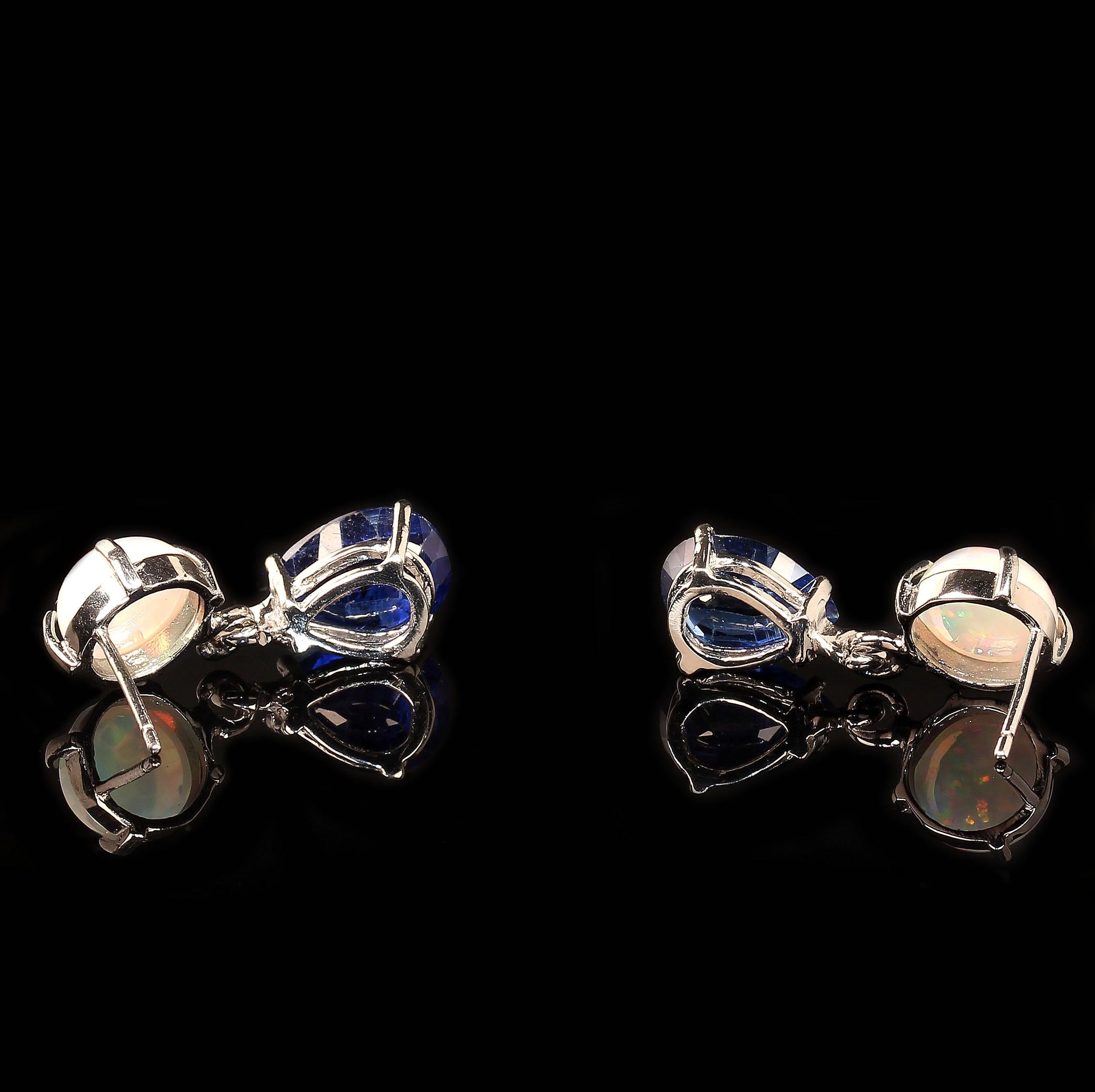 AJD Elegante Ohrhänger aus blauem Kyanit und Opal aus 14 Karat leuchtendem Weißgold (Cabochon)