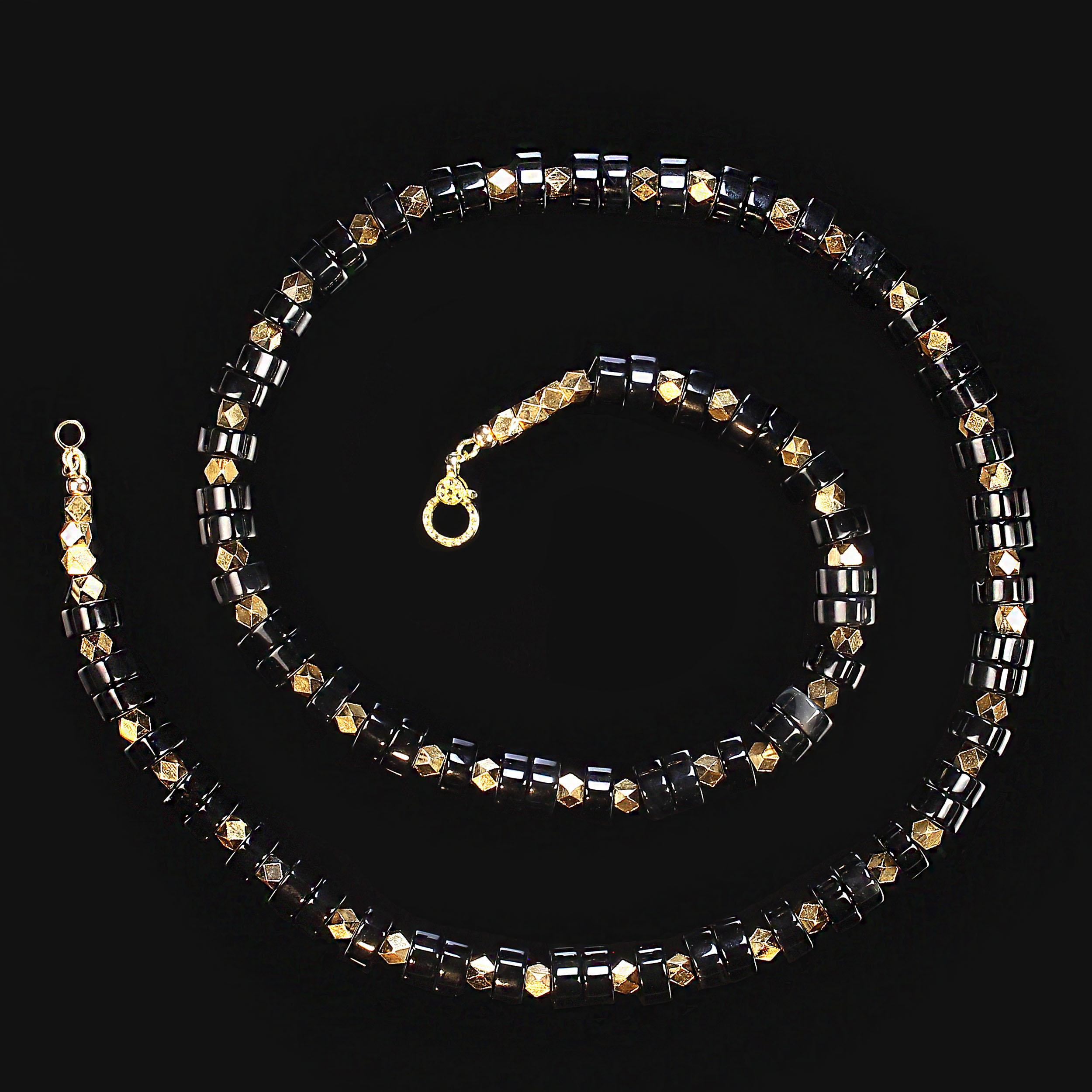 AJD Collana elegante e di classe con onice nero e accenti dorati e chiusura in vermeil con diamanti In condizioni Nuovo in vendita a Raleigh, NC