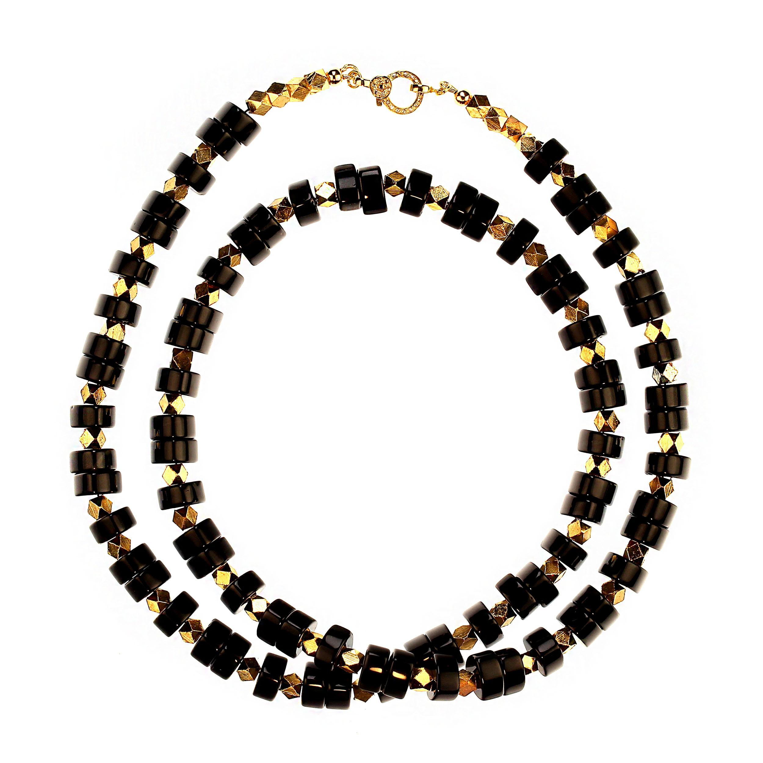 AJD Collana elegante e di classe con onice nero e accenti dorati e chiusura in vermeil con diamanti in vendita 1
