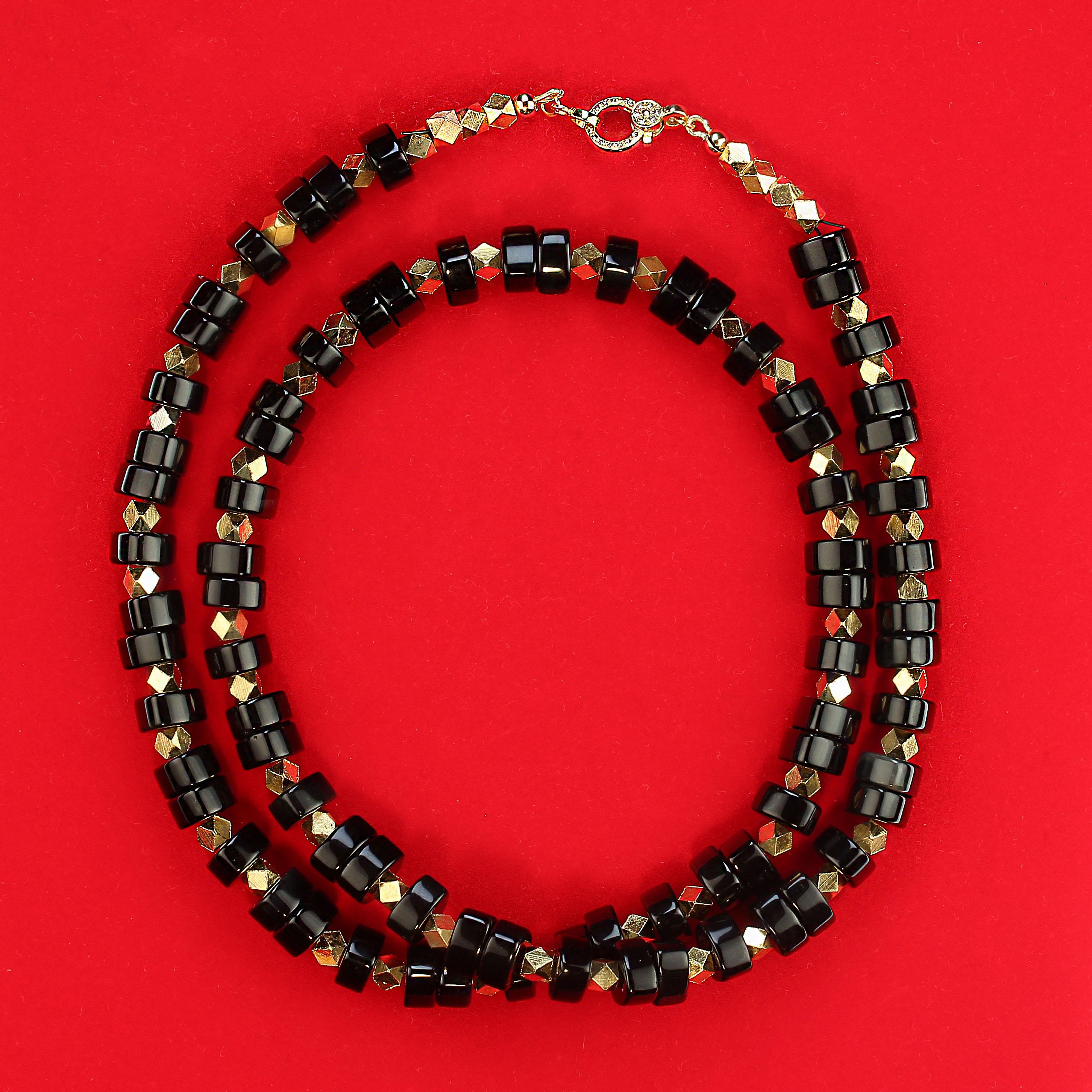 AJD Collana elegante e di classe con onice nero e accenti dorati e chiusura in vermeil con diamanti in vendita 2