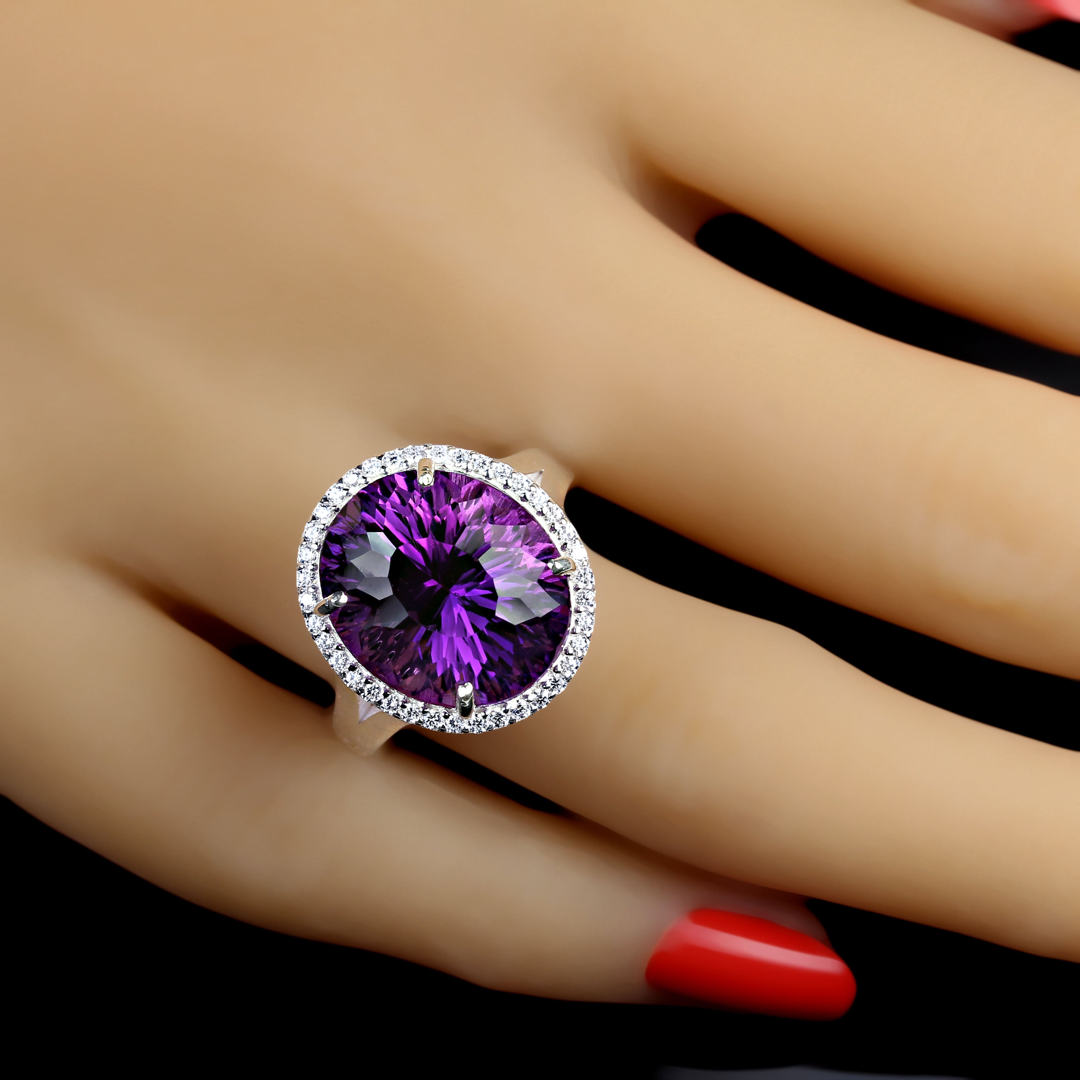 Ti presentiamo l'Anello Cocktail con Ametista Eleg da 12,40 carati, un pezzo di grande effetto perfetto per la sera o per le occasioni speciali. Questo affascinante anello presenta un'ametista ovale da 12,40 carati che brilla con lampi di rosa in
