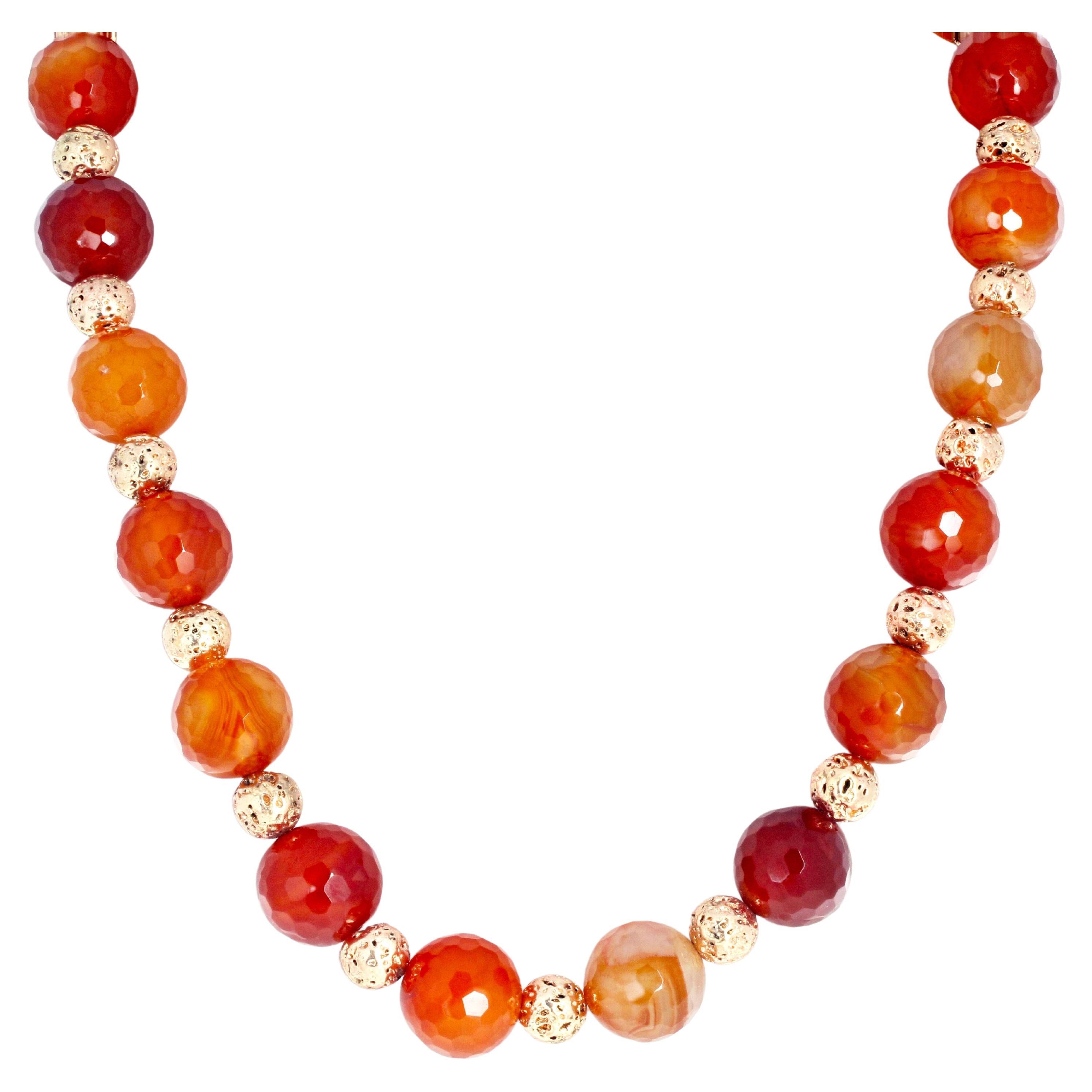 Este magnífico y reluciente Jaspe translúcido (18 mm) cortado en forma de tablero de ajedrez está realzado con lava natural pulida y chapada en oro de ley en este increíble collar de 26 pulgadas de largo.  El cierre es un gancho fácil de usar