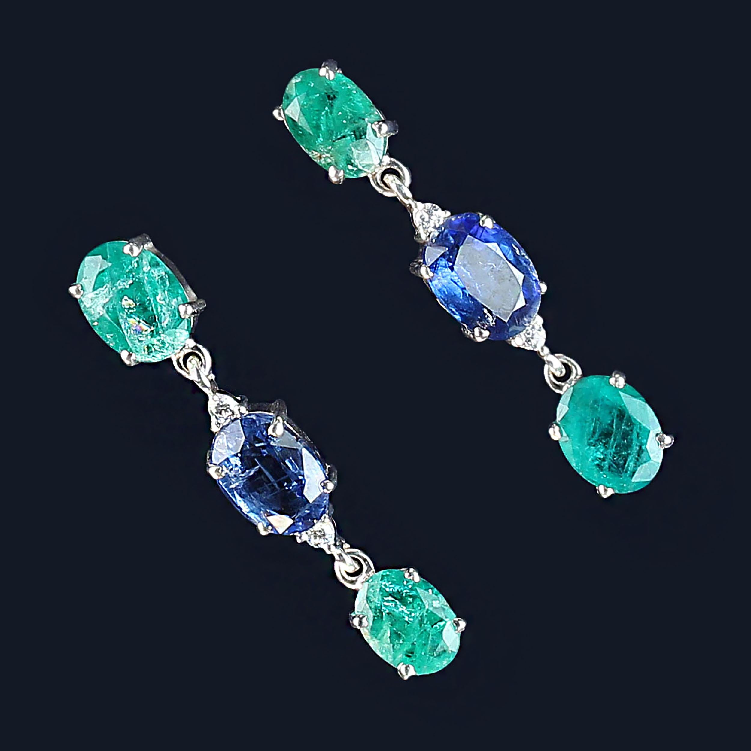 da uomo o donna AJD Orecchini pendenti eleganti di smeraldo e kianite in vendita