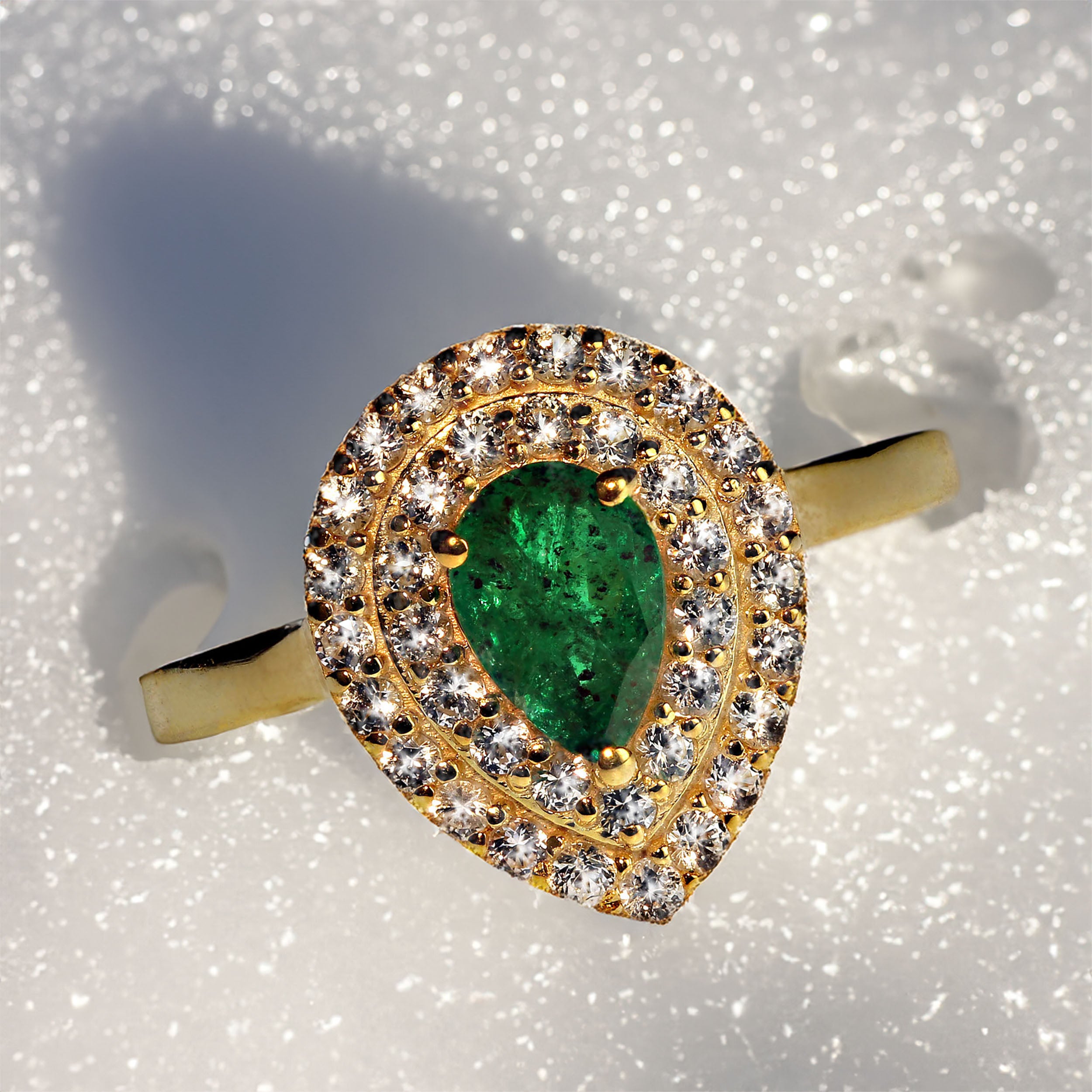 Exquise bague émeraude brésilienne et saphir blanc en or rhodié sur argent sterling
Rehaussez votre style avec cette superbe bague en émeraude brésilienne en forme de poire, entourée de deux rangées étincelantes de saphirs blancs, le tout serti dans