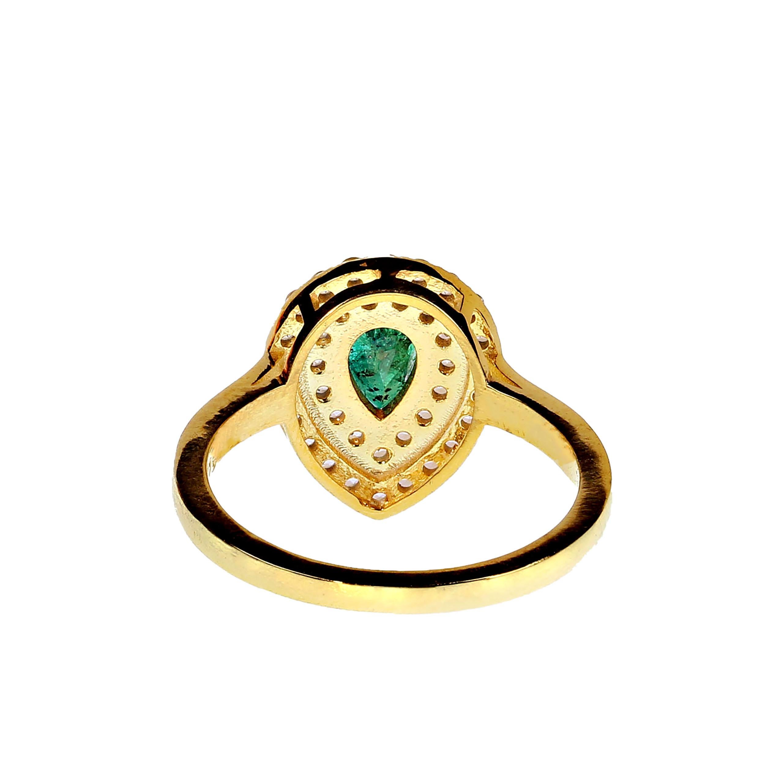 AJD Eleganter Smaragd- und weißer Saphir-Ring für Damen oder Herren im Angebot