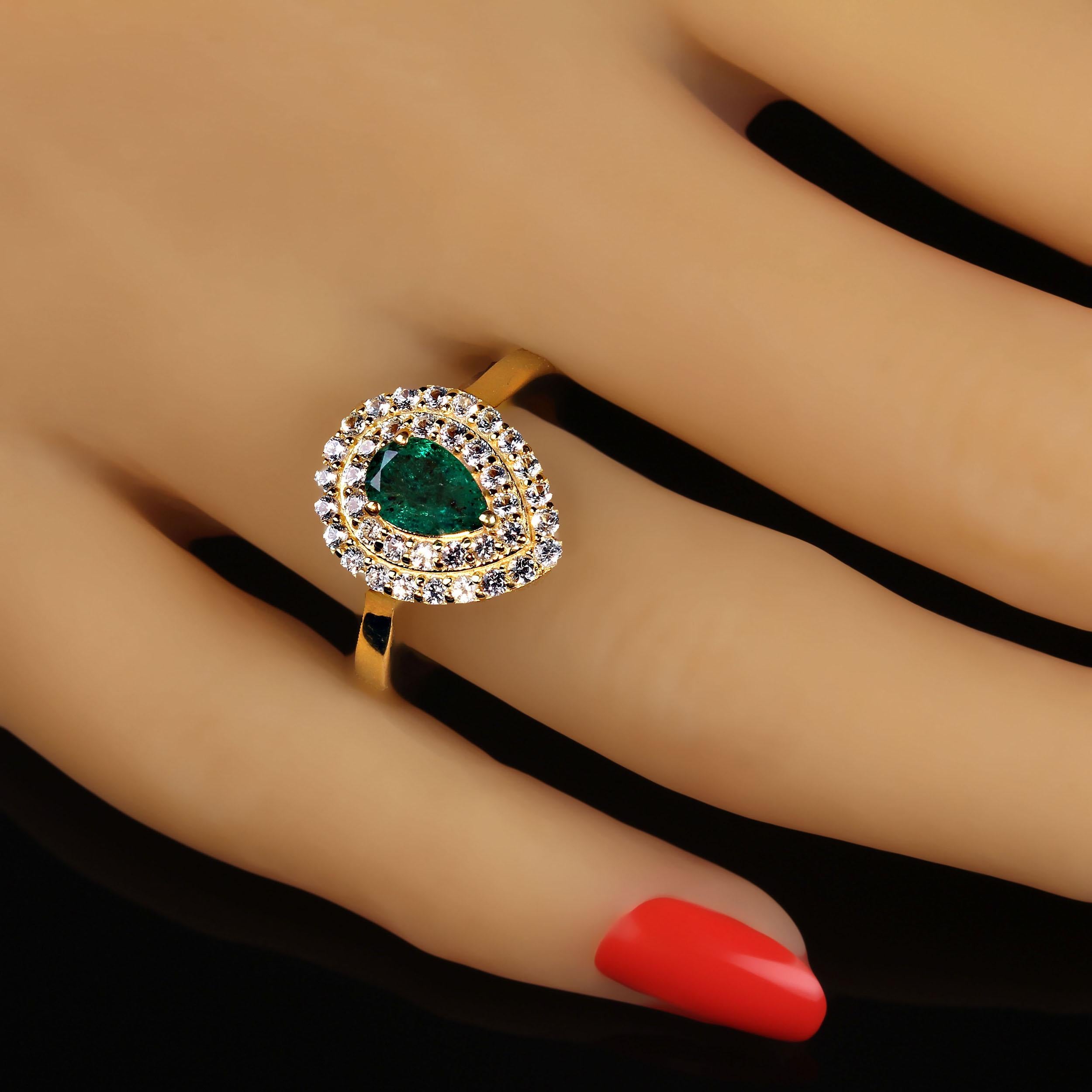 AJD Eleganter Smaragd- und weißer Saphir-Ring im Angebot 3