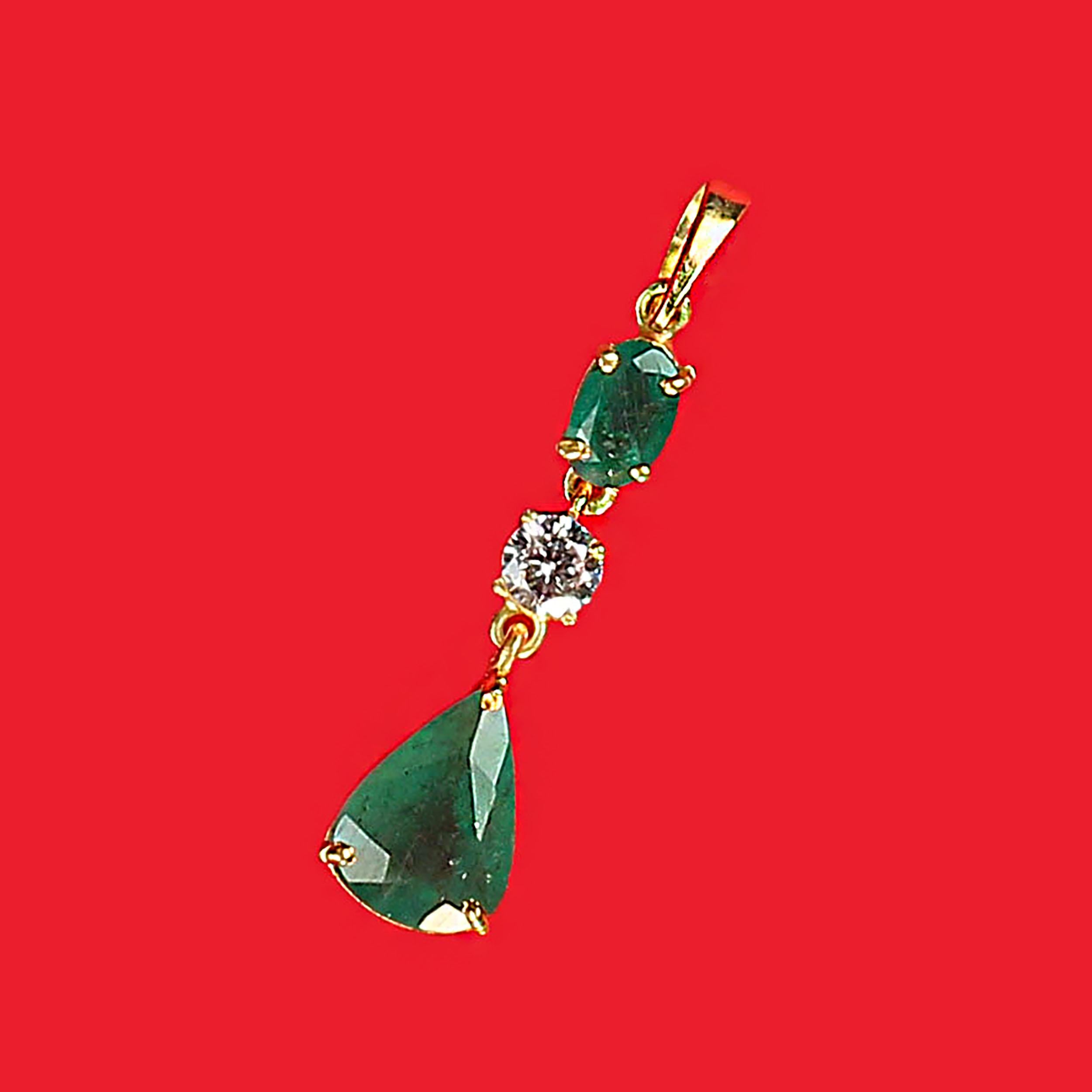Eleganter Smaragd-Anhänger von AJD aus Gold Rhodium über Sterlingsilber-Fassung (Kunsthandwerker*in)