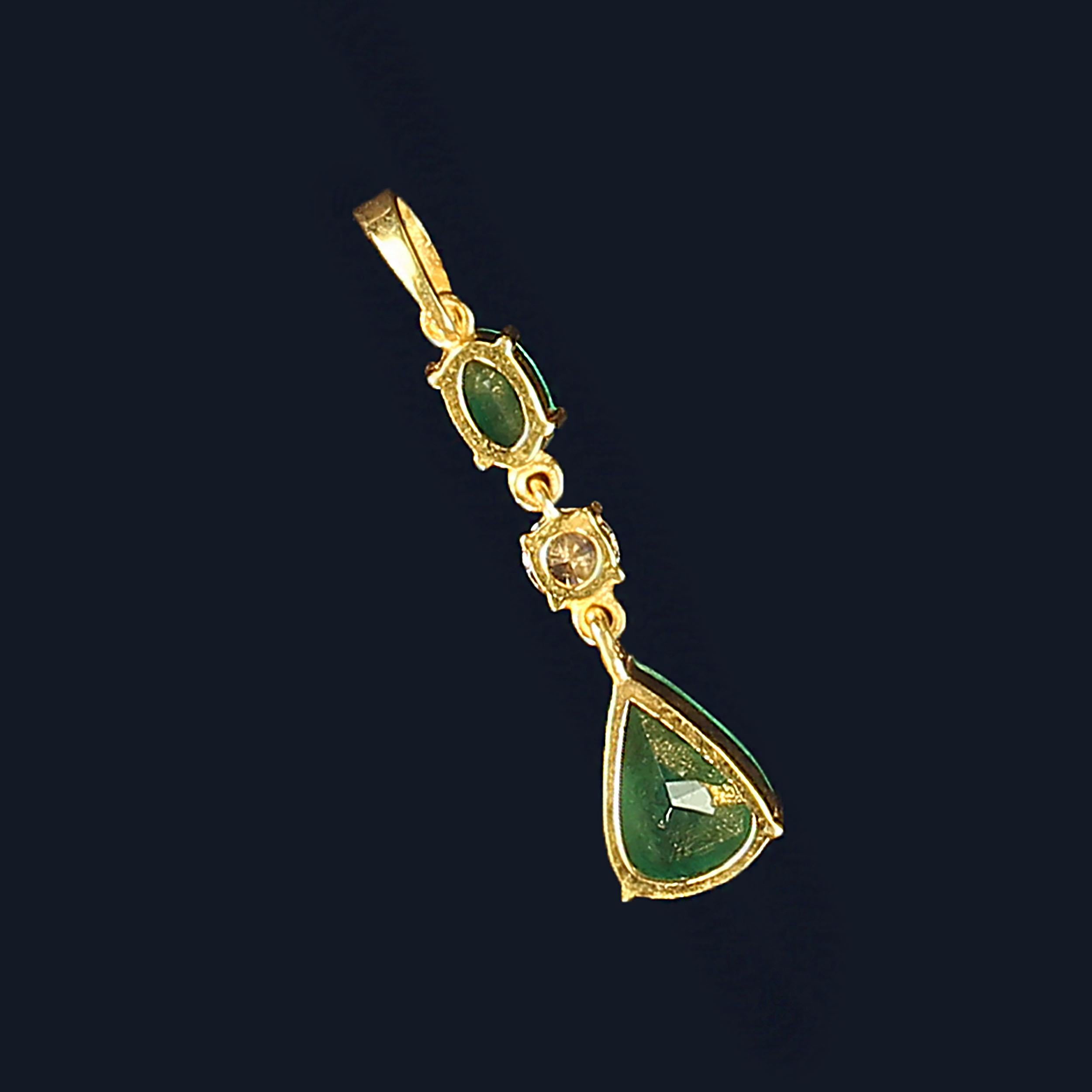Eleganter Smaragd-Anhänger von AJD aus Gold Rhodium über Sterlingsilber-Fassung 1