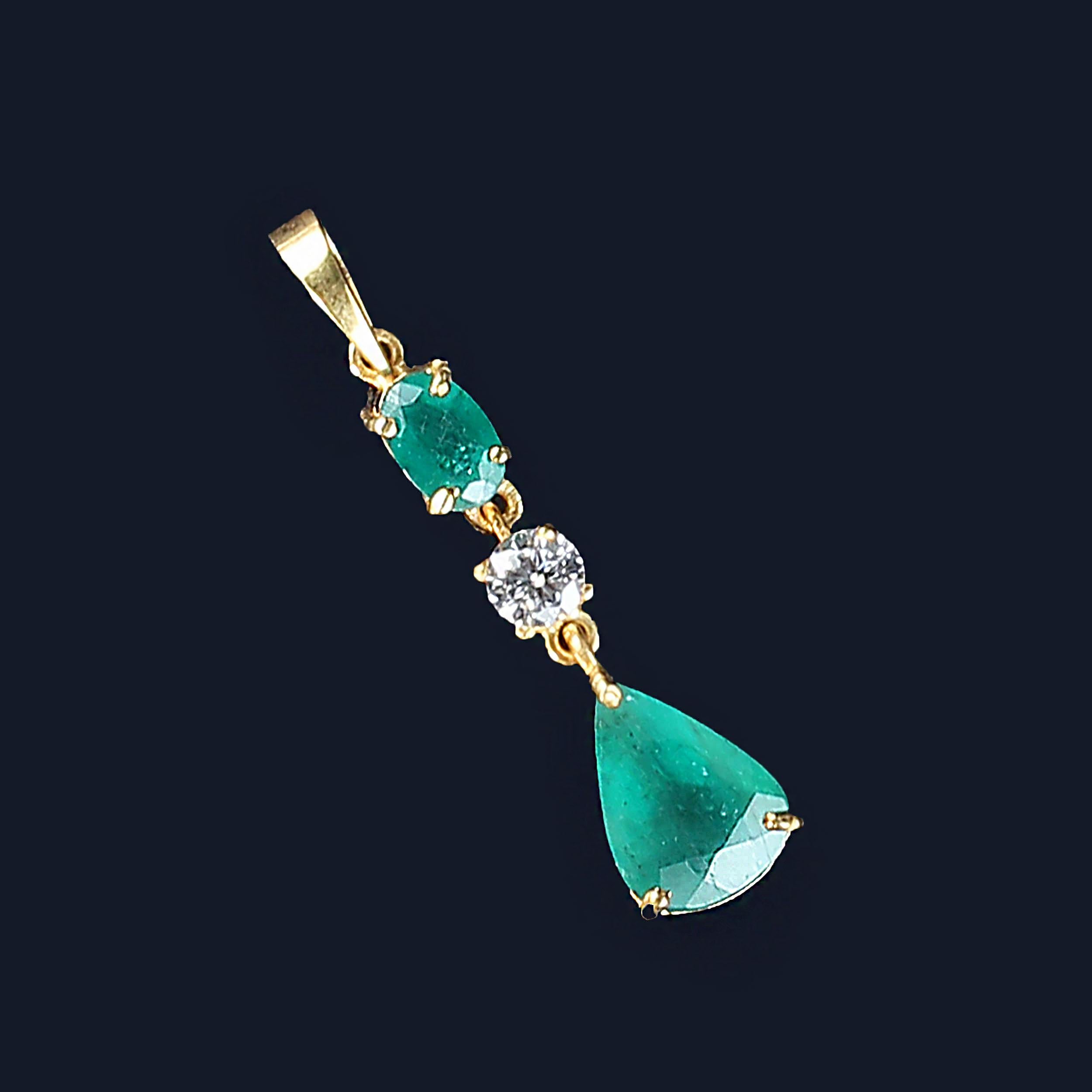 Eleganter Smaragd-Anhänger von AJD aus Gold Rhodium über Sterlingsilber-Fassung 3