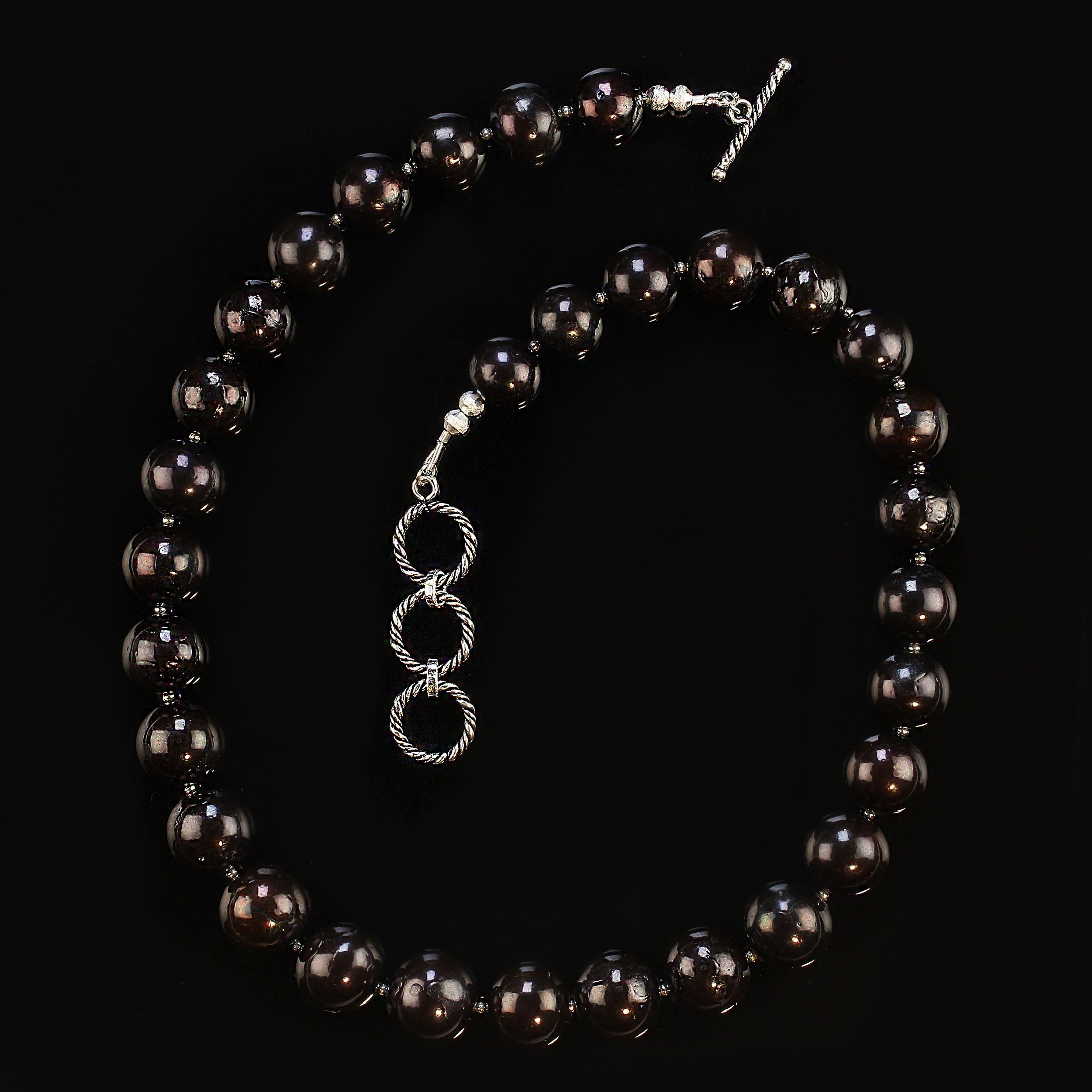 AJD Collana con gemme nere, elegante e delicatamente graduata, con accenti in argento In condizioni Nuovo in vendita a Raleigh, NC