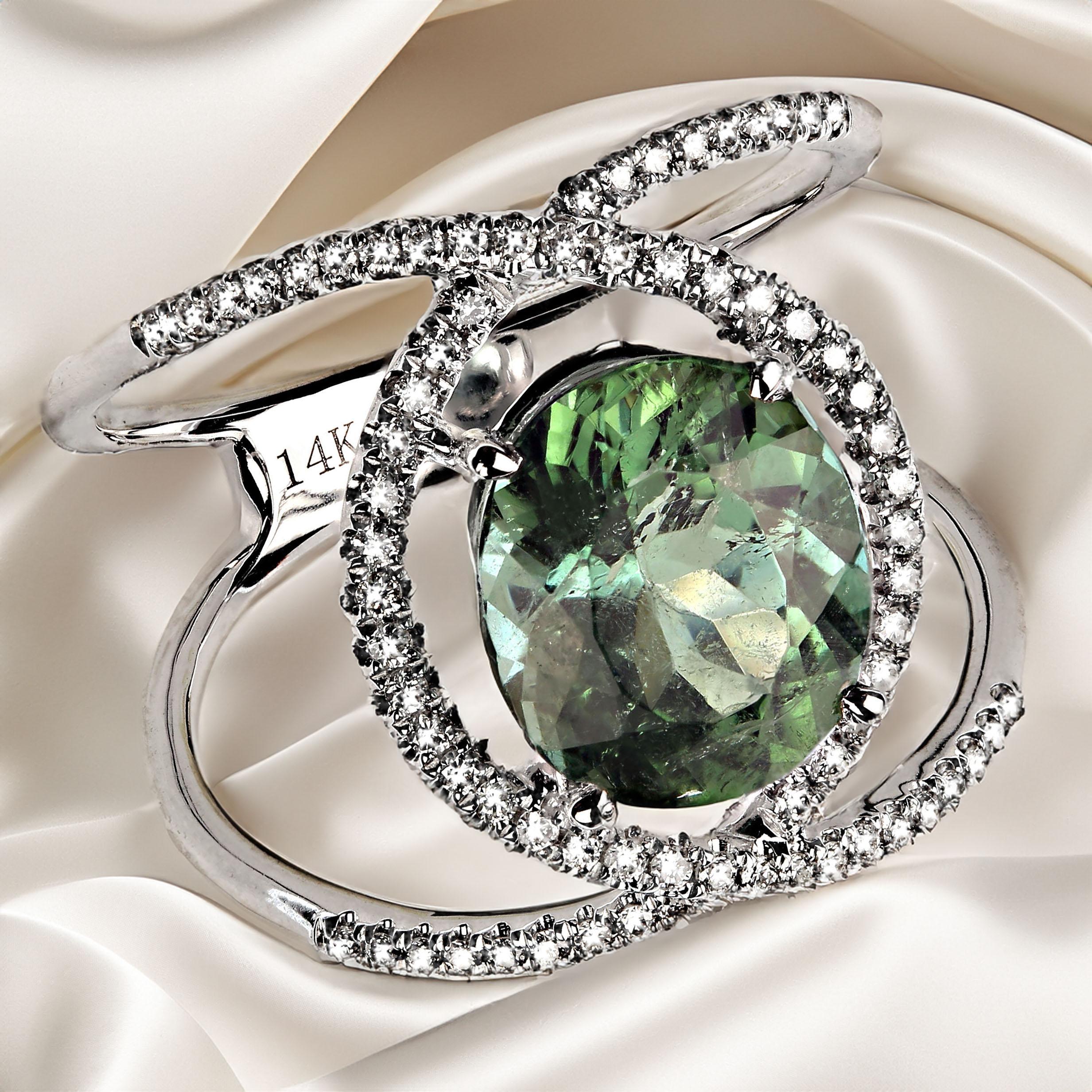Eleganter moderner Diamantring mit ovalem grünem Turmaliin von AJD für Damen oder Herren