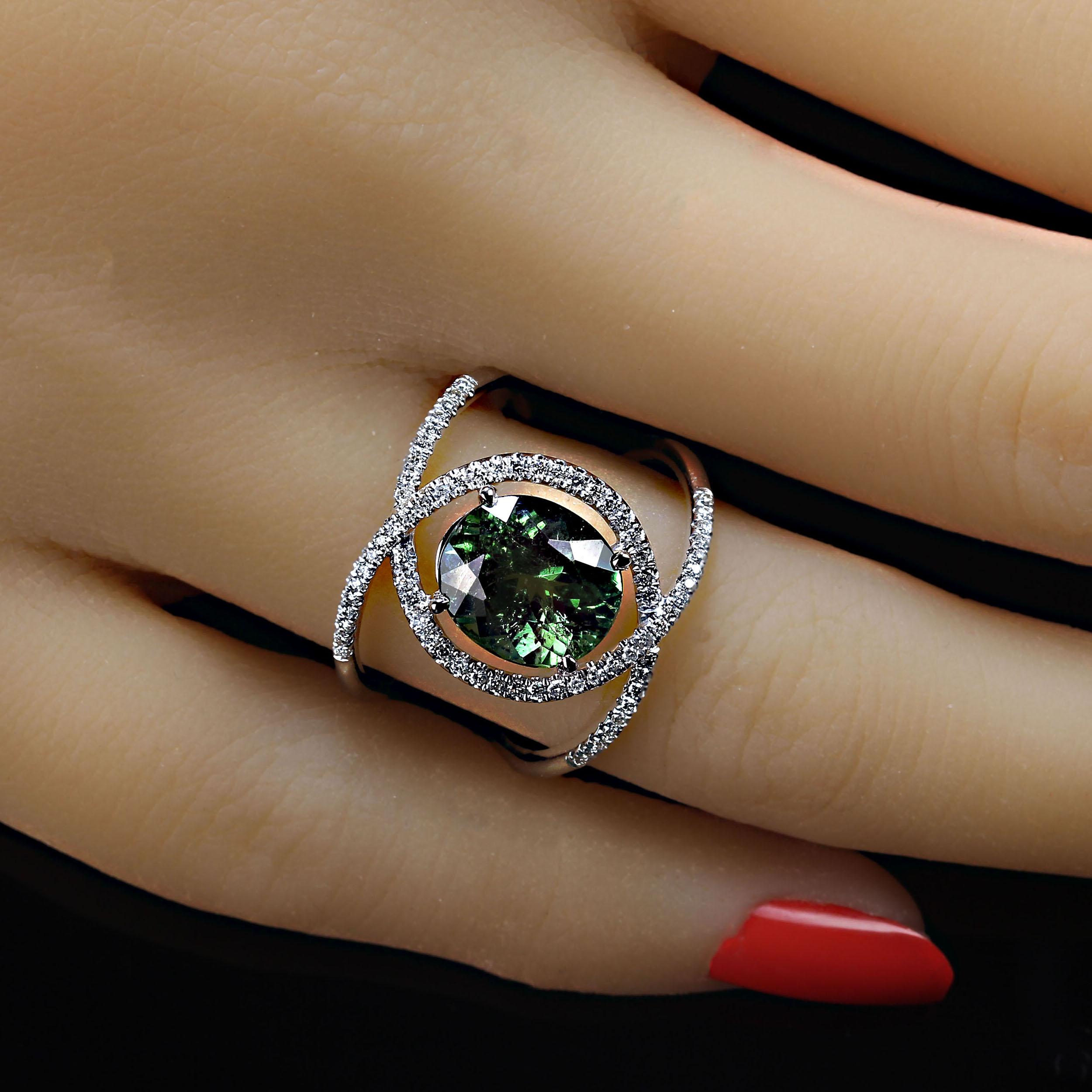 Eleganter moderner Diamantring mit ovalem grünem Turmaliin von AJD 1