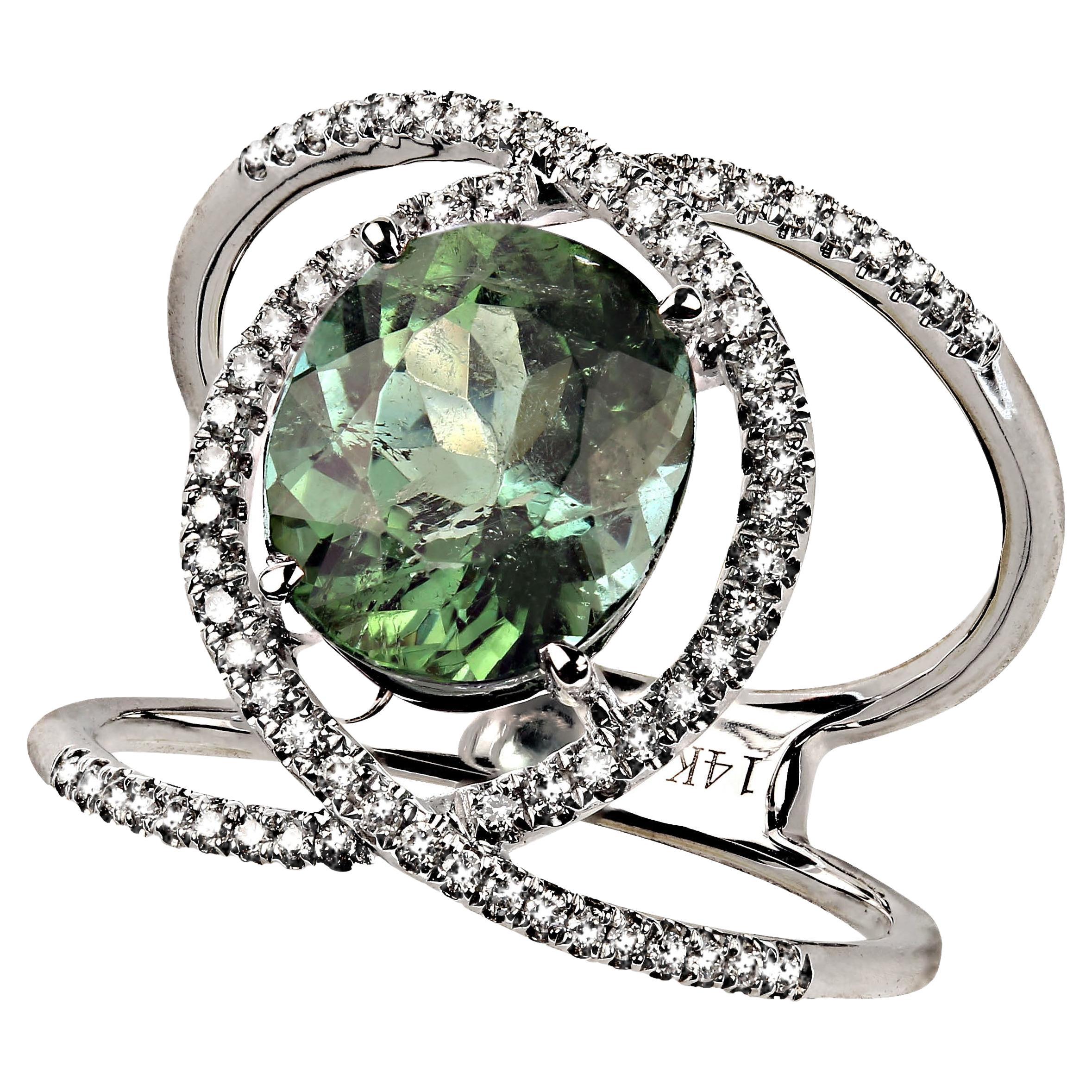 Eleganter moderner Diamantring mit ovalem grünem Turmaliin von AJD (Kunsthandwerker*in) im Angebot