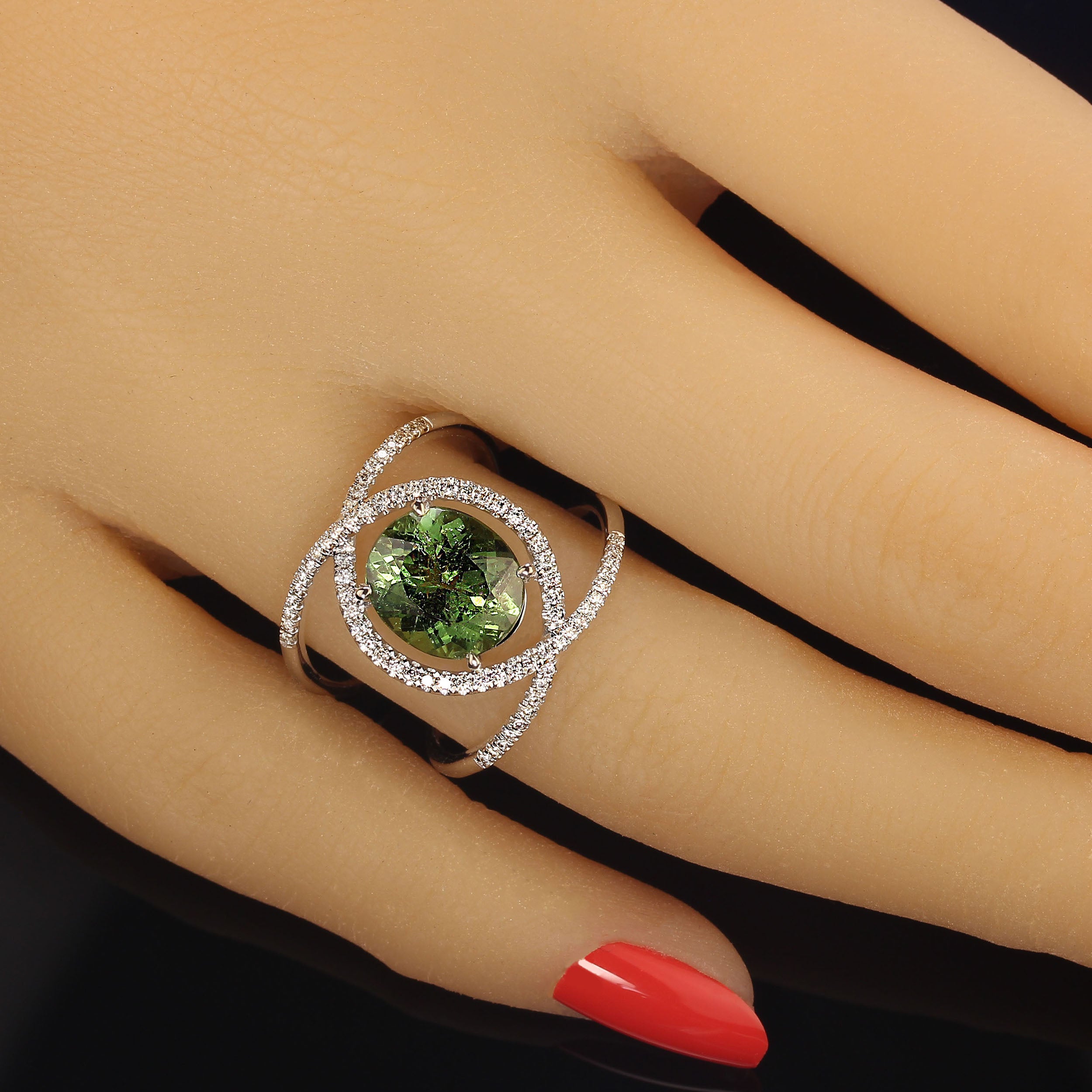 Eleganter moderner Diamantring mit ovalem grünem Turmaliin von AJD im Angebot