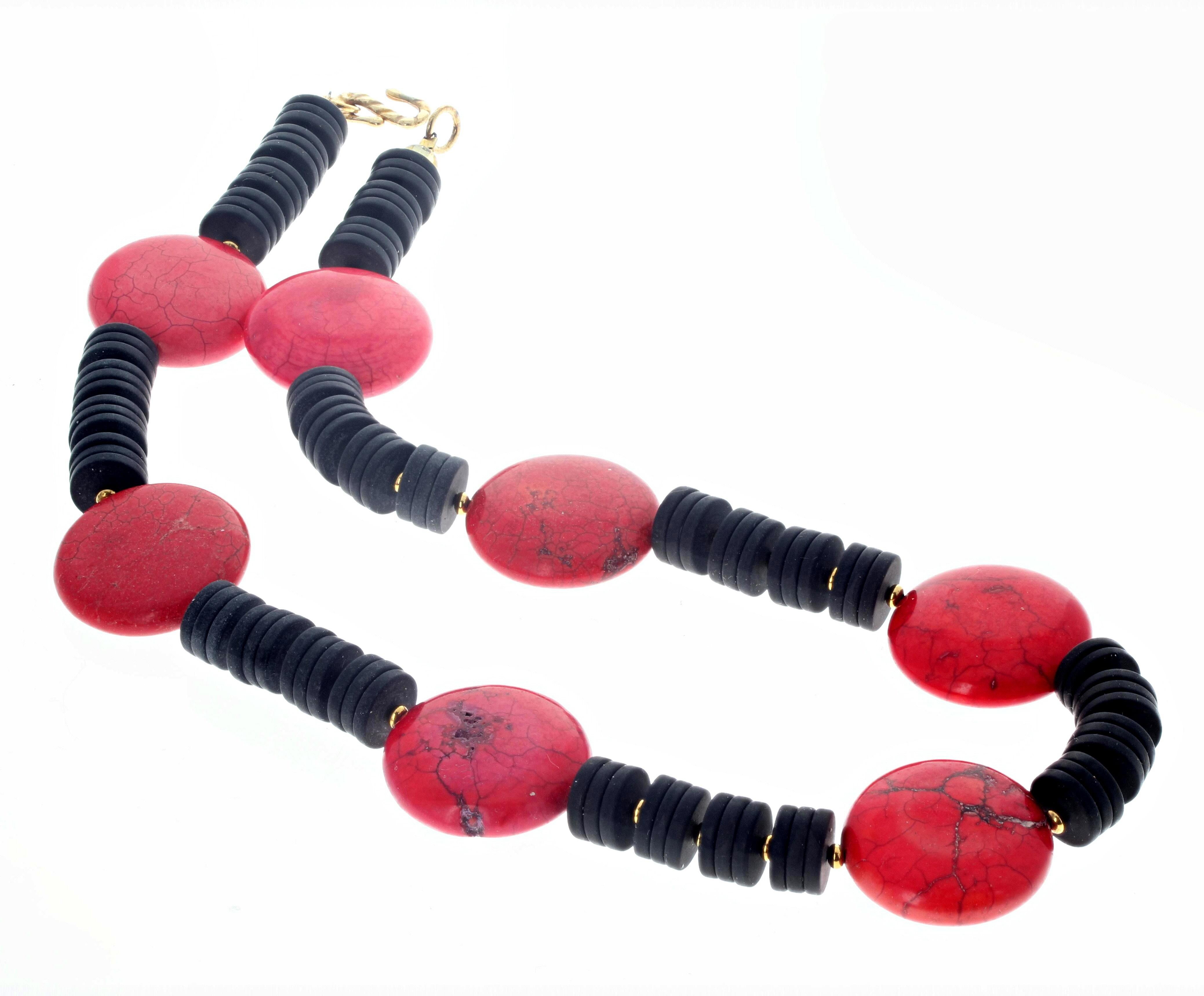 Taille mixte AJD, élégant collier en onyx noir naturel et magnesite rouge de 18 1/2 pouces en vente