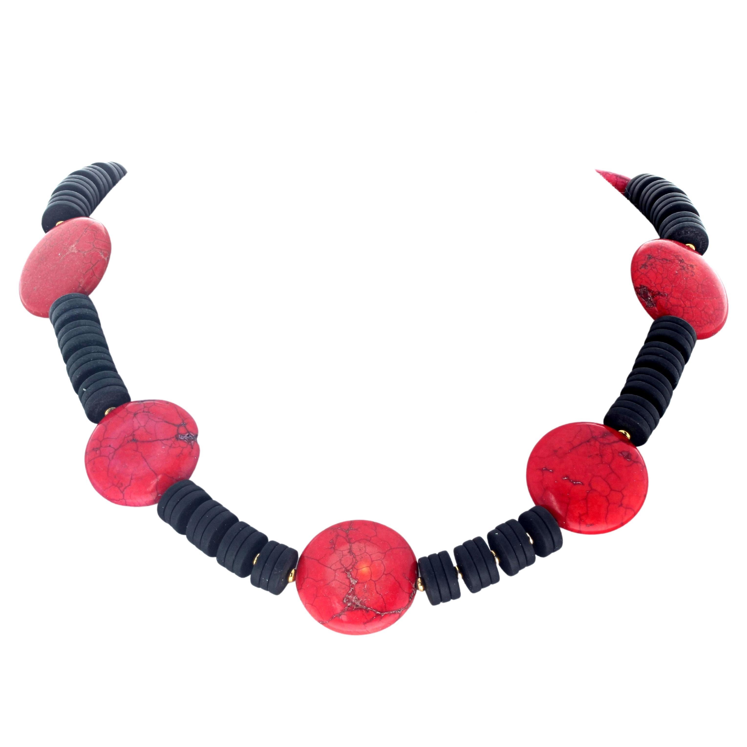 AJD Elegante Halskette aus natürlichem schwarzem Onyx und rotem Magnesite 18 1/2" im Angebot