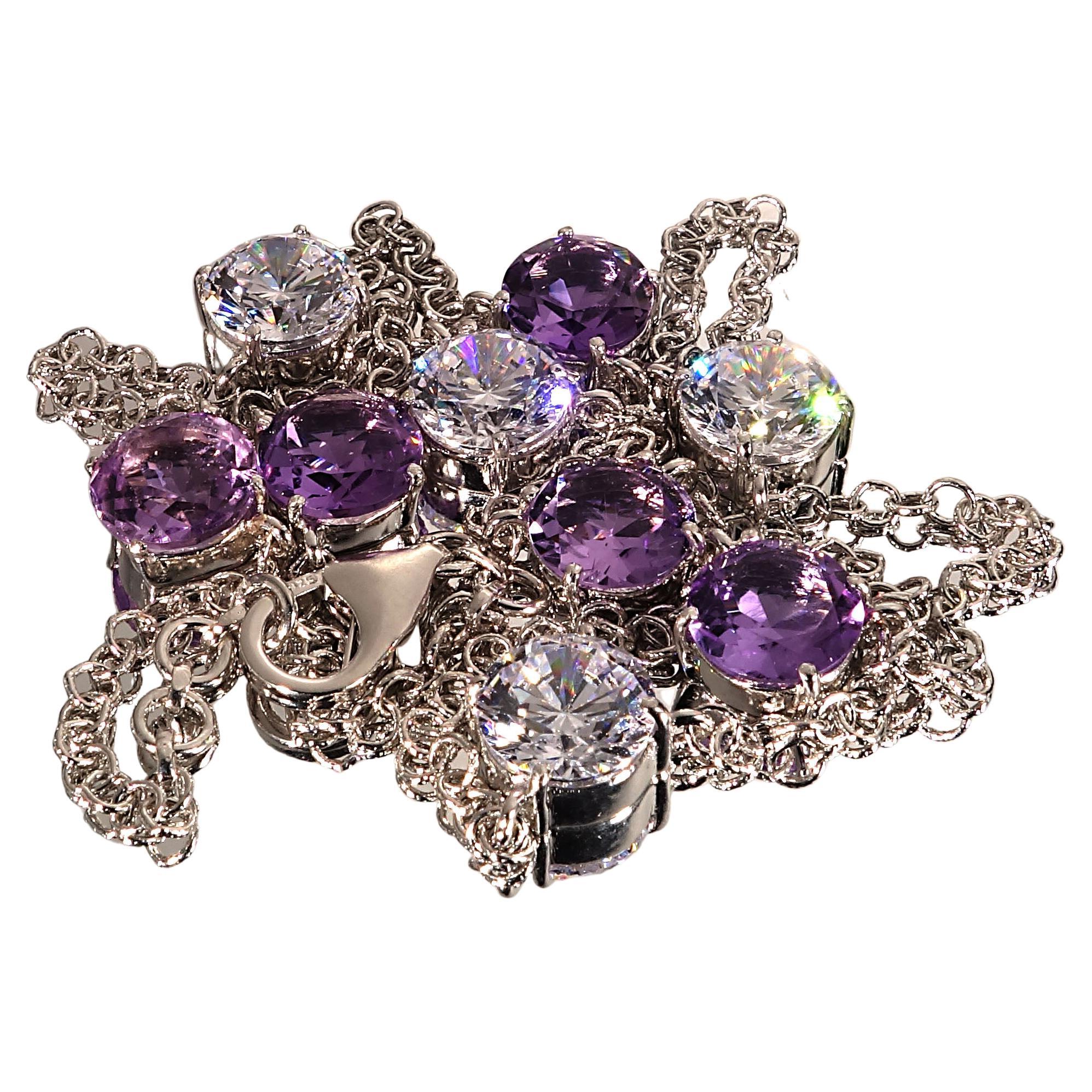 Experimenta el encanto de este collar único hecho a mano, con cinco estaciones de impresionantes gemas Amatista de 8 mm alternadas con cuatro estaciones de brillantes Circonitas blancas de 8 mm. Montada en una cadena de plata de ley rodiada con oro