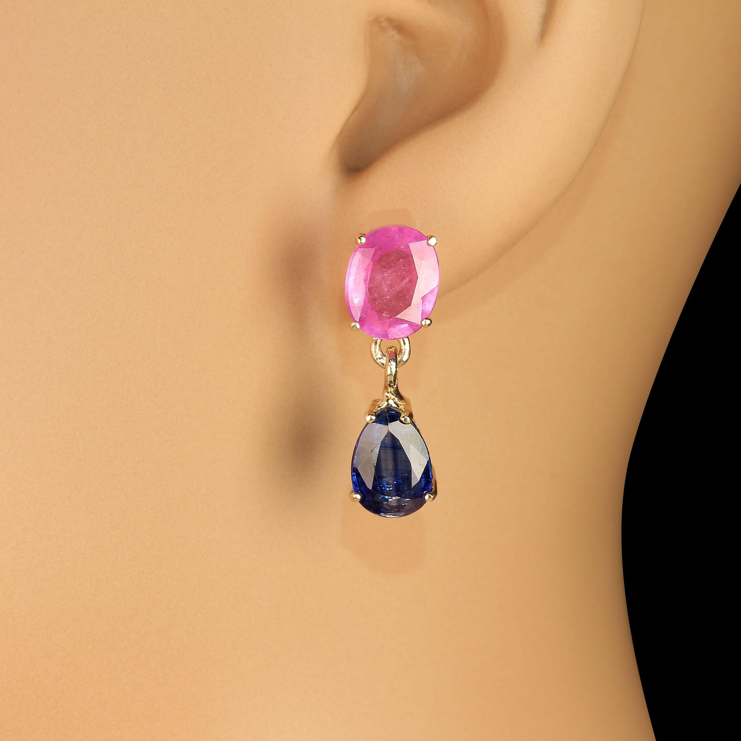 Hübsche Ohrringe mit ovalen rosa Saphiren, 6,64ct, mit Stiften und birnenförmigen blauen Kyaniten, 4,02ct, baumeln. Wir haben diese herrlichen Edelsteine in handgefertigtes 14-karätiges Gelbgold gefasst. Diese berylliumbehandelten Saphire sind