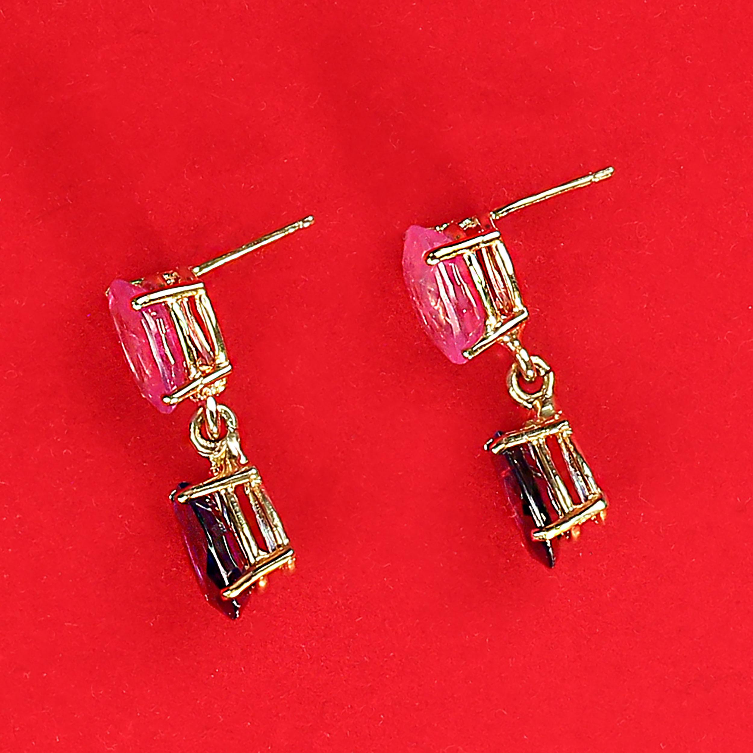 da uomo o donna AJD Eleganti orecchini pendenti con zaffiro rosa e kyanite blu in oro giallo 14 carati in vendita