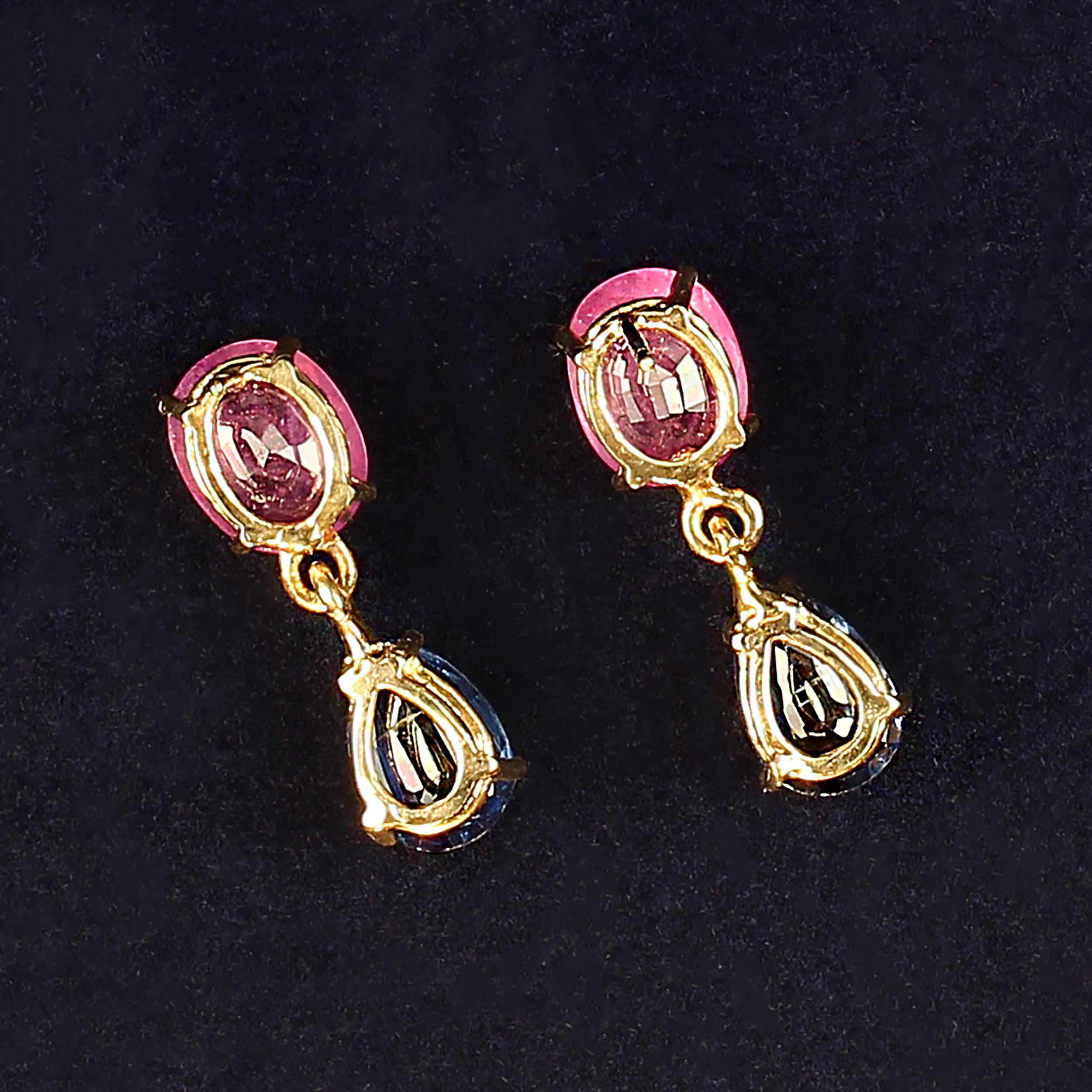 AJD Eleganti orecchini pendenti con zaffiro rosa e kyanite blu in oro giallo 14 carati in vendita 1