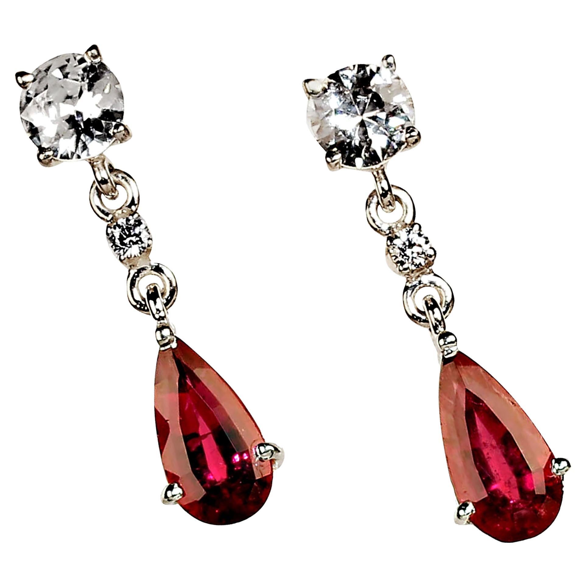 Impresionantes pendientes colgantes de rubelita con brillantes circonitas camboyanas
Añade un toque de sofisticación y elegancia con estos pendientes colgantes largos de rubelita en forma de lágrima, perfectos para hacer una declaración de