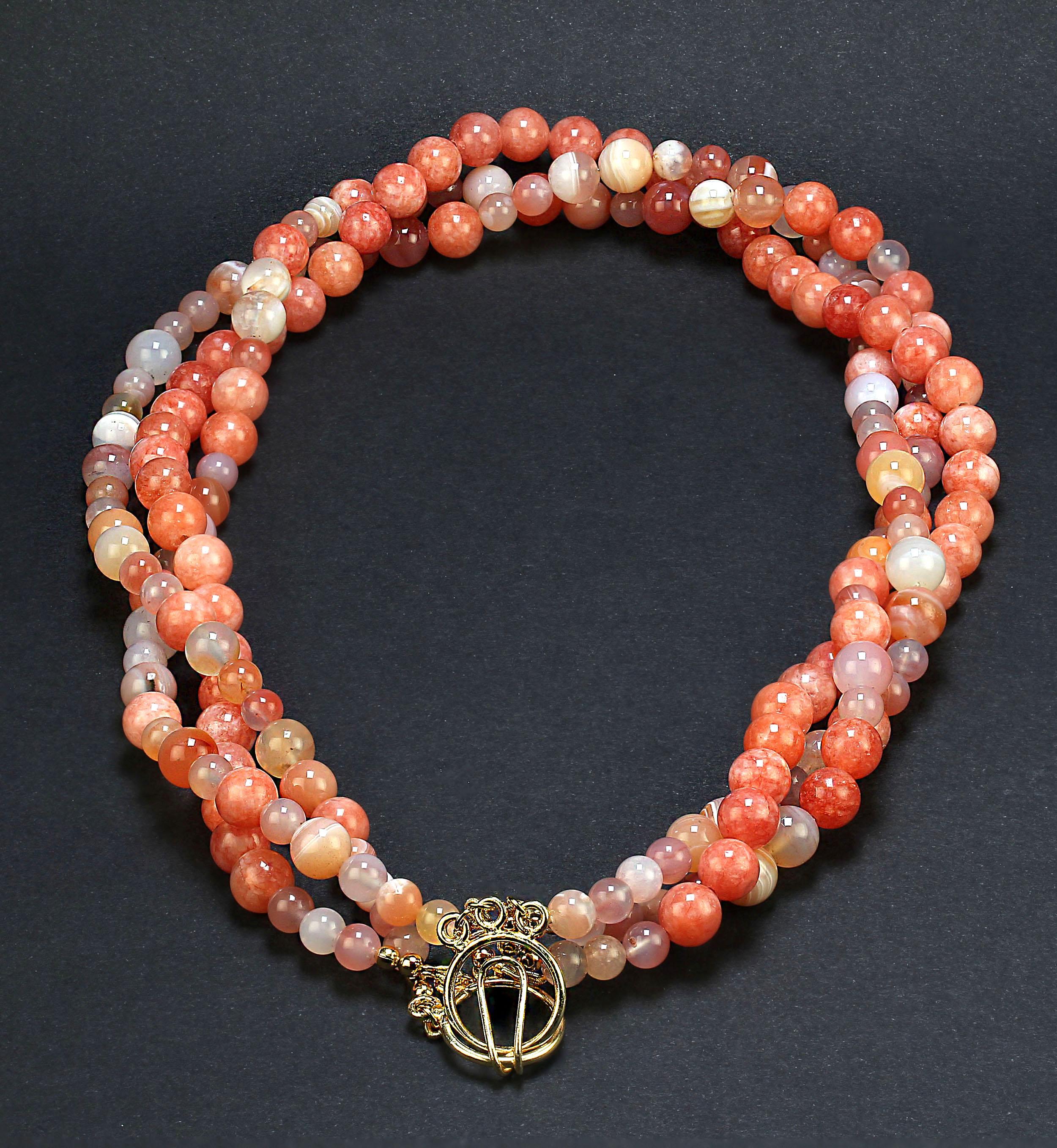 Artisan AJD Collier élégant à trois rangs d'agate de corail en vente