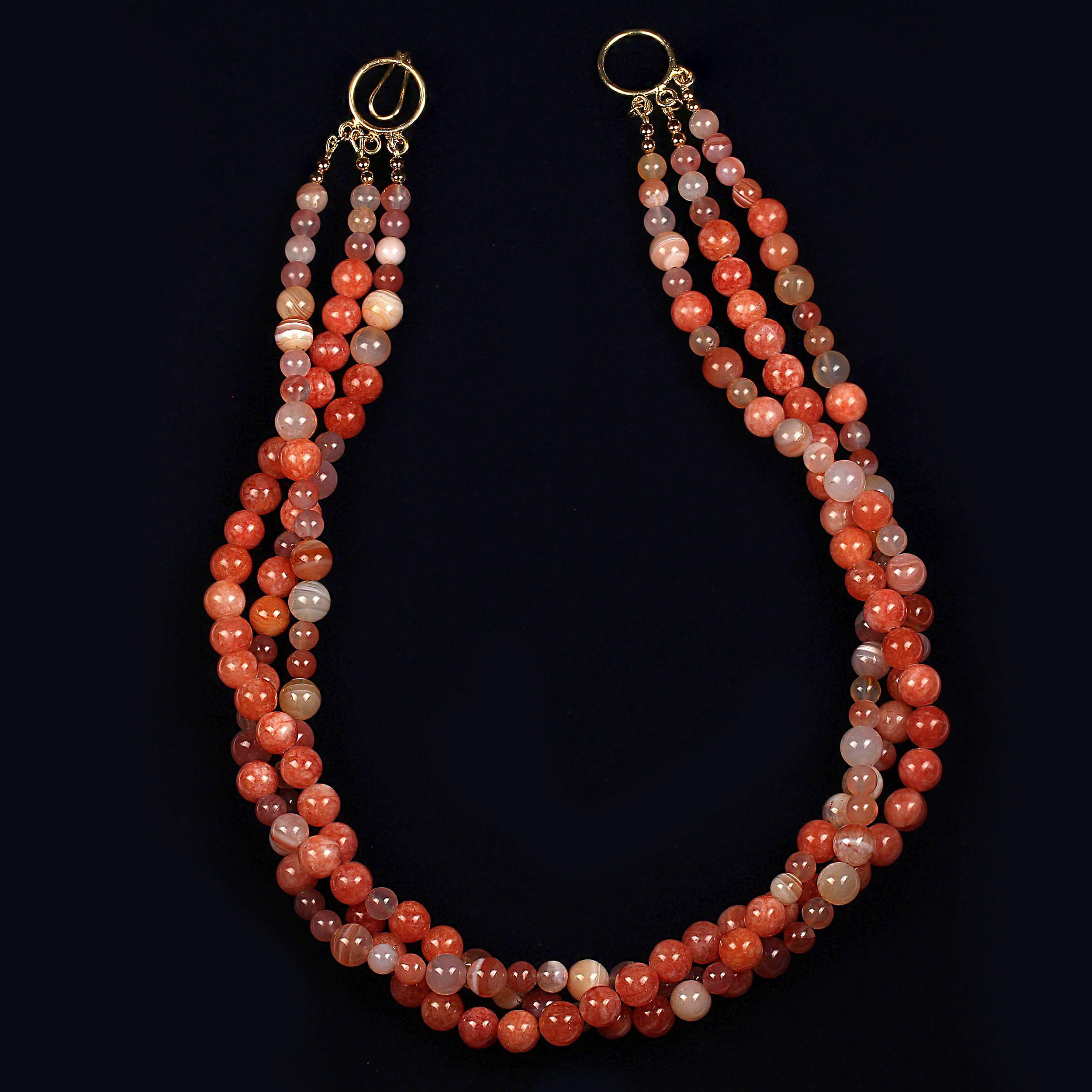 Perle AJD Collier élégant à trois rangs d'agate de corail en vente
