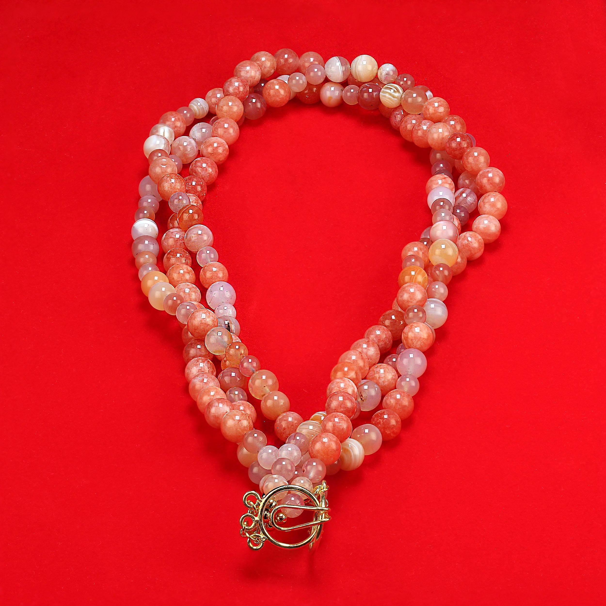AJD Collier élégant à trois rangs d'agate de corail en vente 2