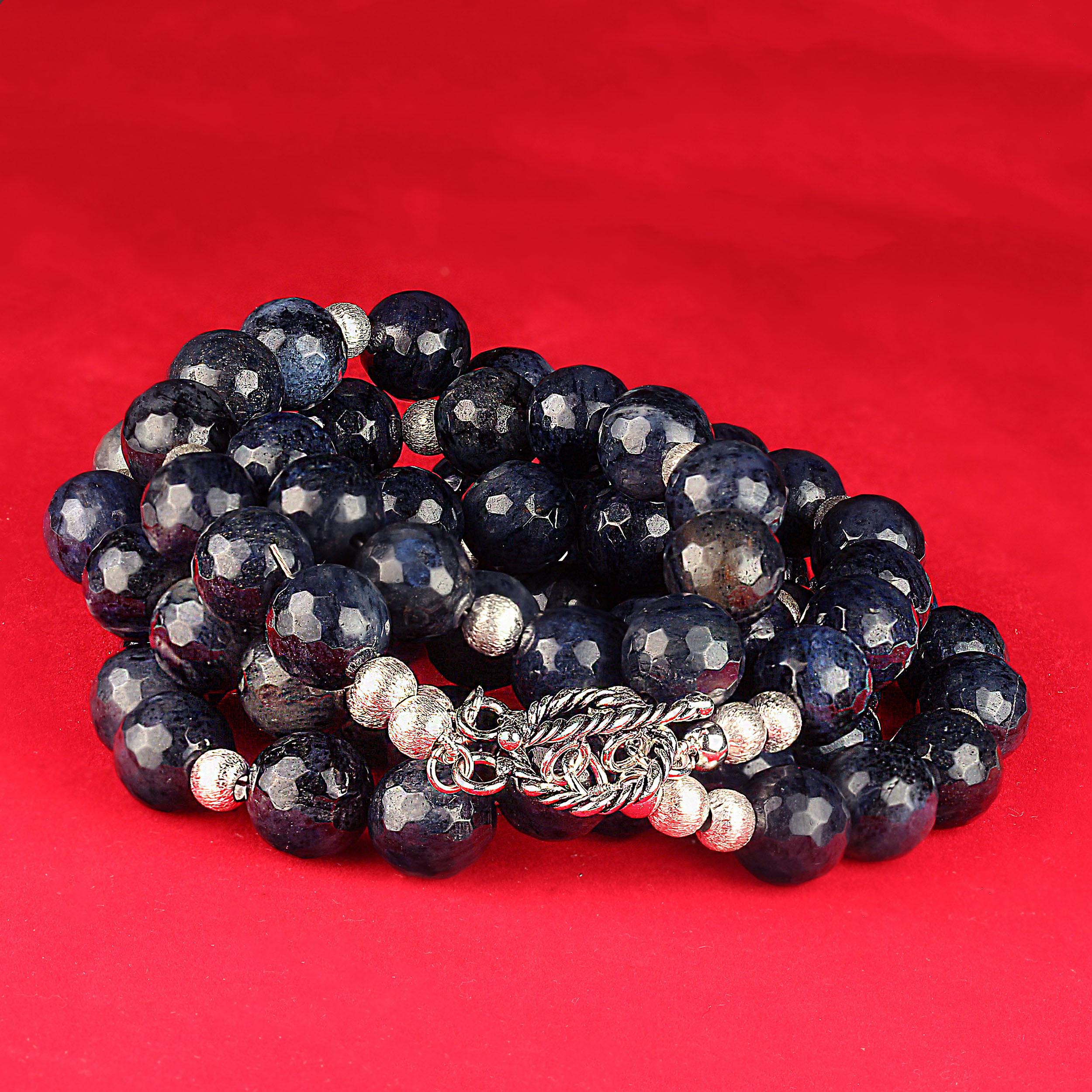Artisan AJD élégant collier de dumortierite bleue à deux rangs avec accents argentés en vente