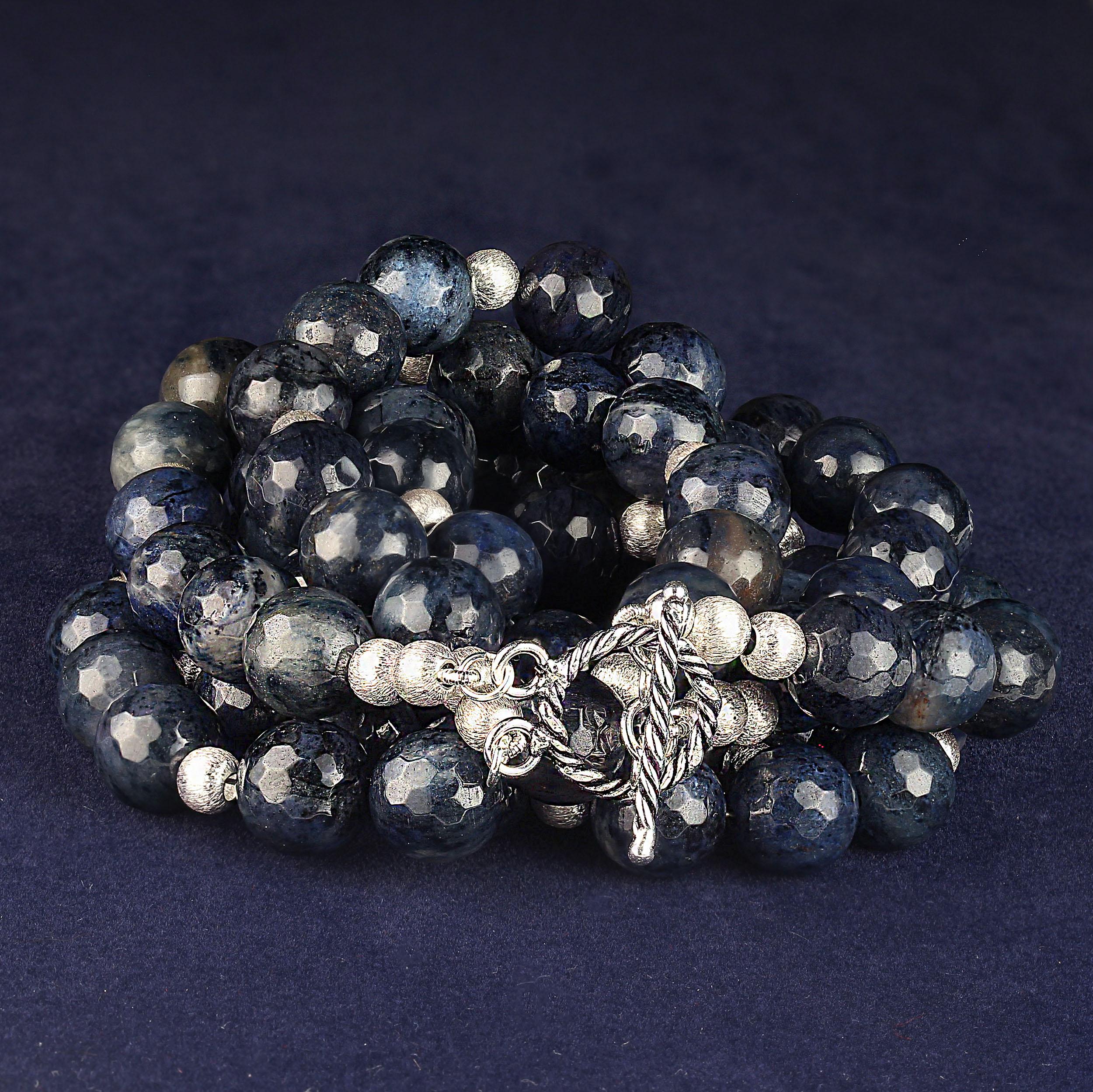 AJD élégant collier de dumortierite bleue à deux rangs avec accents argentés Neuf - En vente à Raleigh, NC