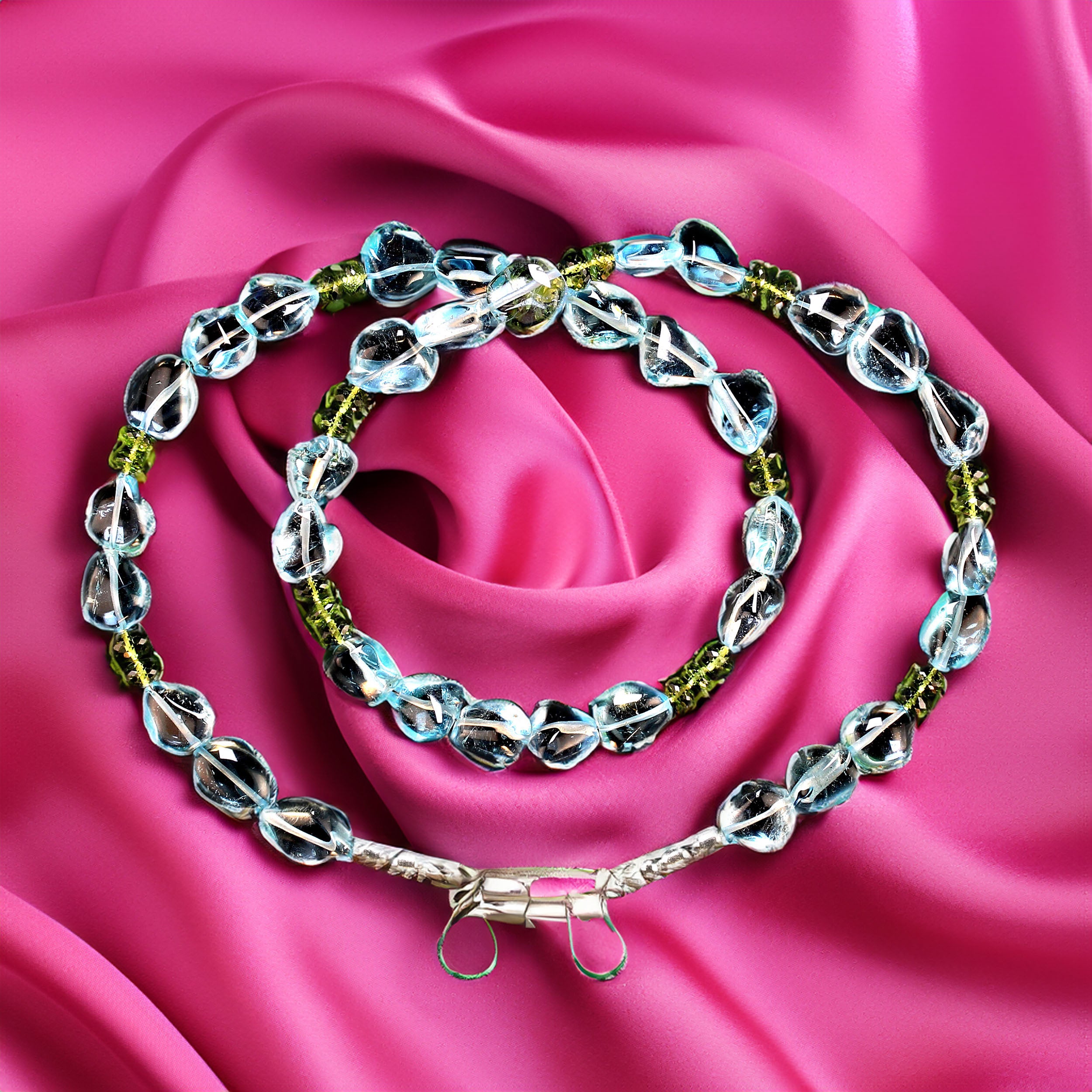 Artigiano AJD Collana elegante e unica con topazio blu e peridoto da 23 pollici  Un grande regalo! in vendita