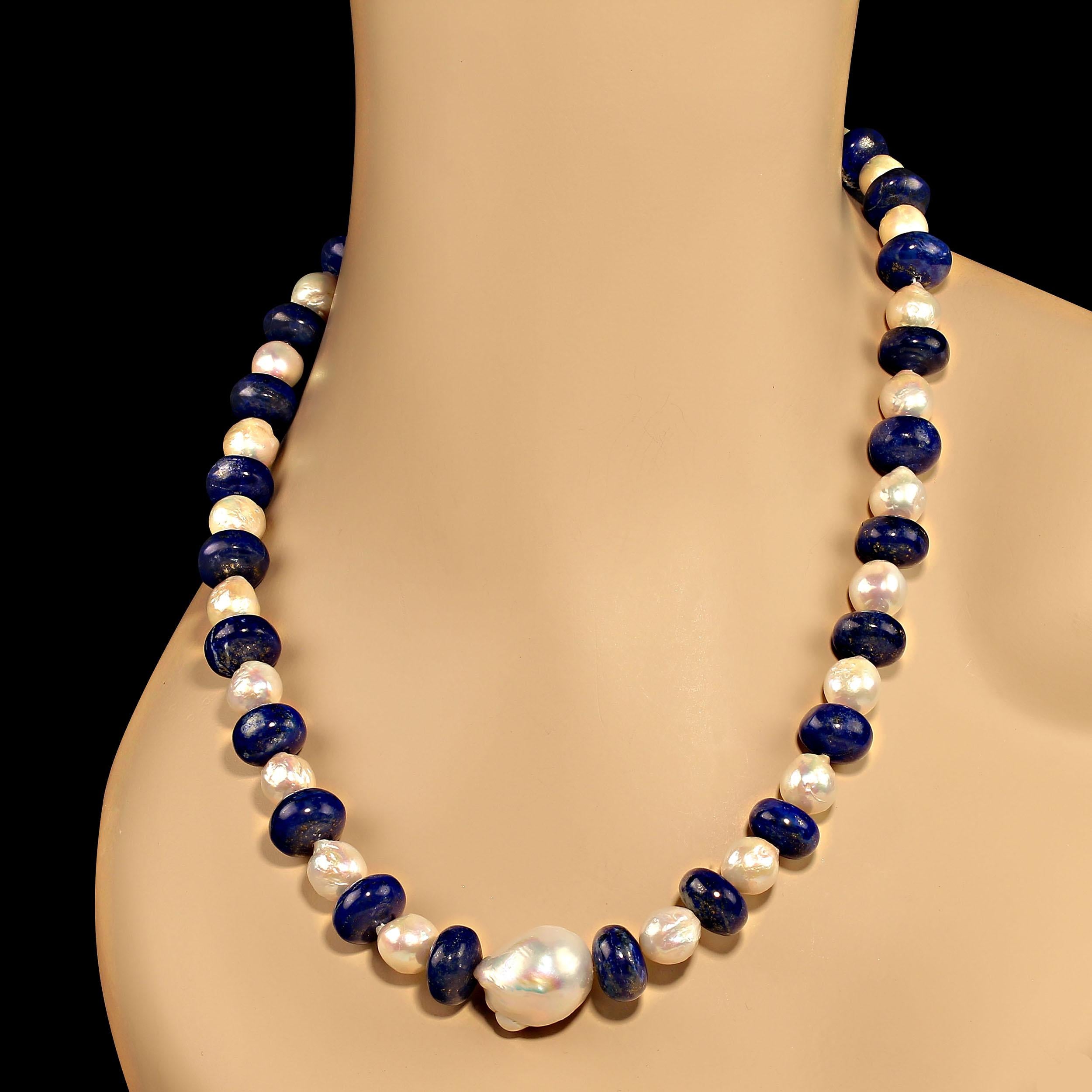 Artigiano AJD Collana elegante di perle bianche e lapislazzuli blu da 20 pollici in vendita