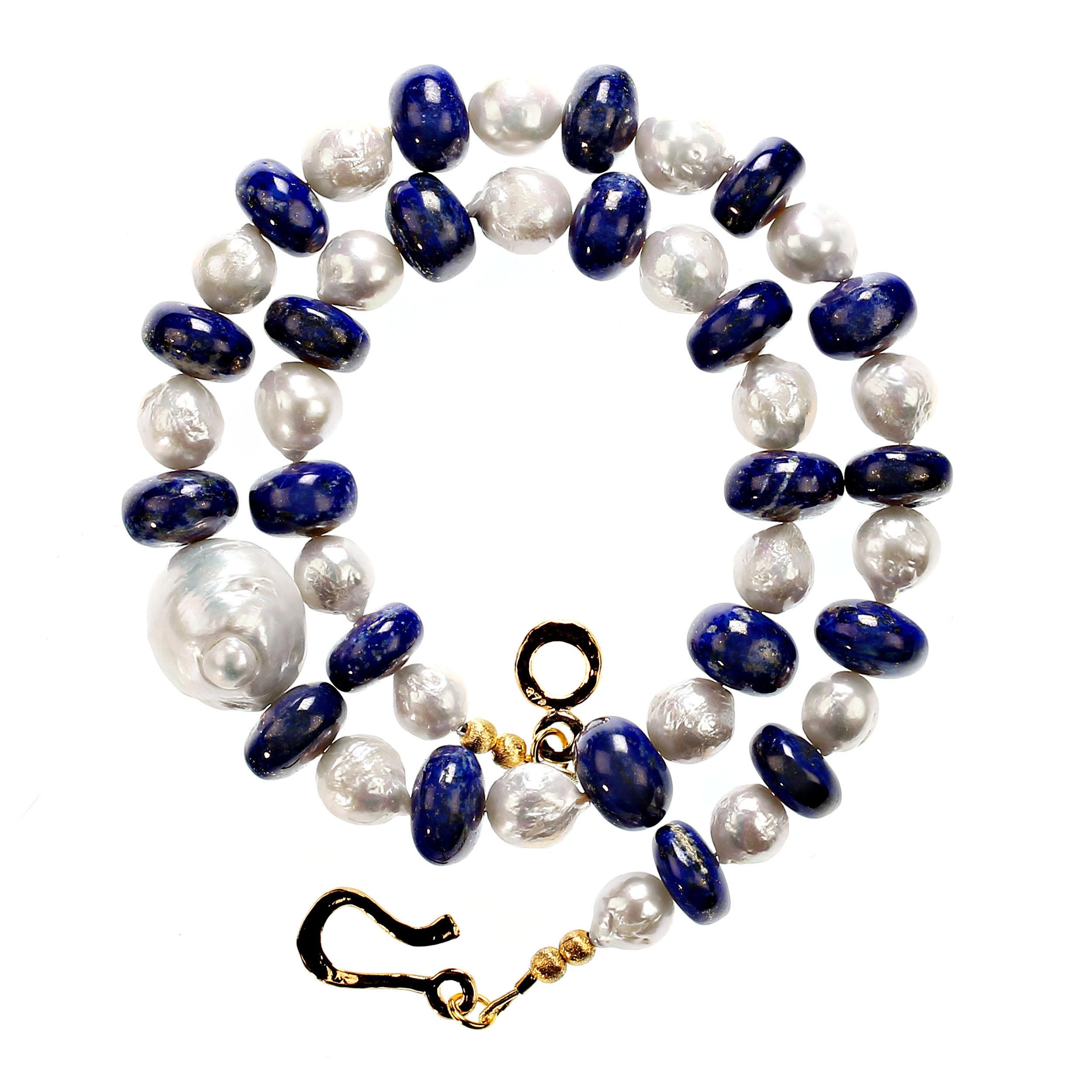 Perlina AJD Collana elegante di perle bianche e lapislazzuli blu da 20 pollici in vendita
