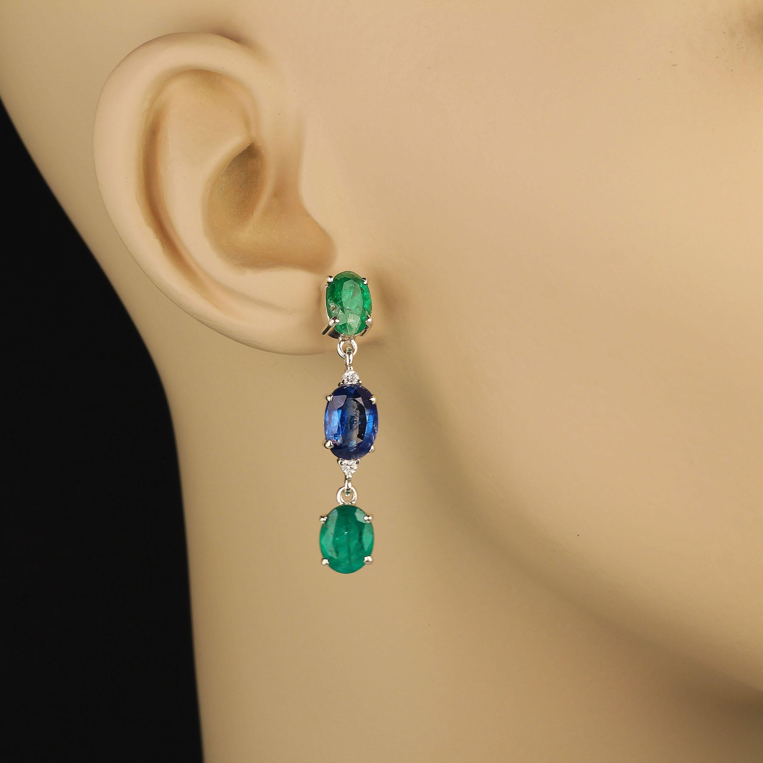 Funkelnde, schwingende Ohrringe aus Smaragd und Kyanit. Es sind zwei Zentimeter Leben und Schönheit, die an deinen Ohren hängen.  Diese ovalen Edelsteine haben eine fantastische Farbe und werden Ihnen um die Ohren fliegen. Es gibt 7,15 ctw von