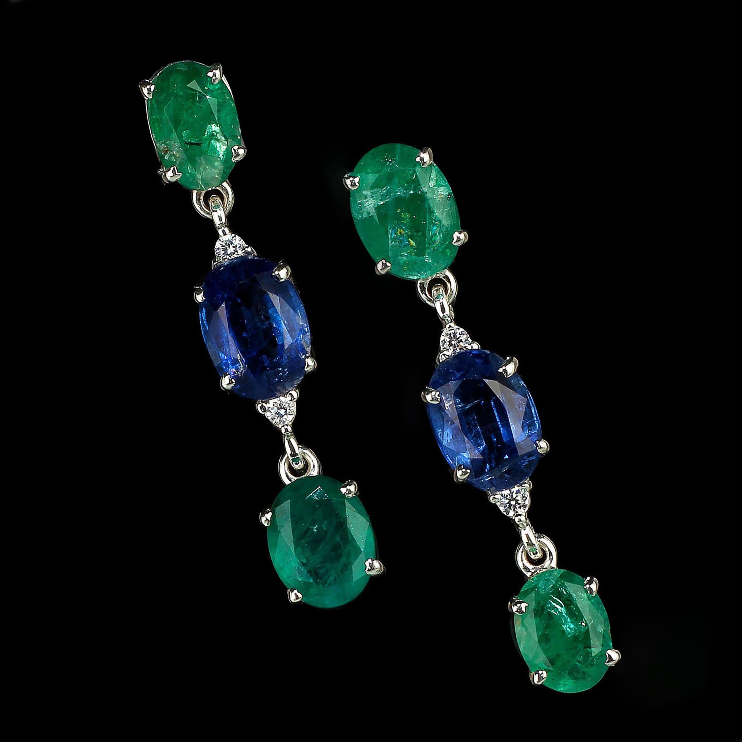 Elegante Smaragd- und Kyanit-Ohrhänger von AJD (Ovalschliff) im Angebot