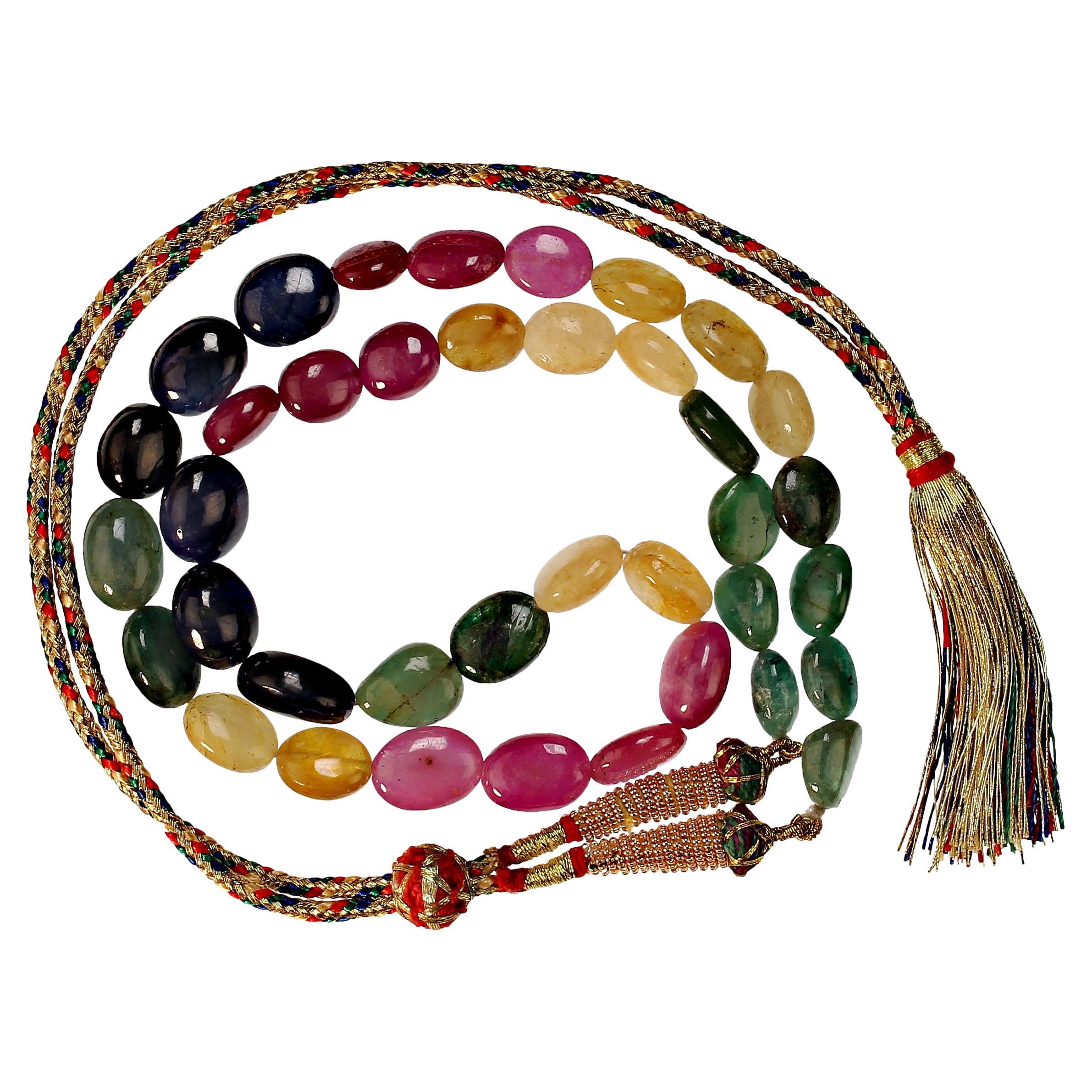 Glatte, mehrfarbige, ovale Saphir-Halskette, die sich mit all Ihren Lieblingskleidern kombinieren lässt. Diese abgestuften Edelsteine sind halbtransparent bis durchscheinend und weisen die Farben rosa/rot, gelb und blau auf,  und Smaragde für Grün. 