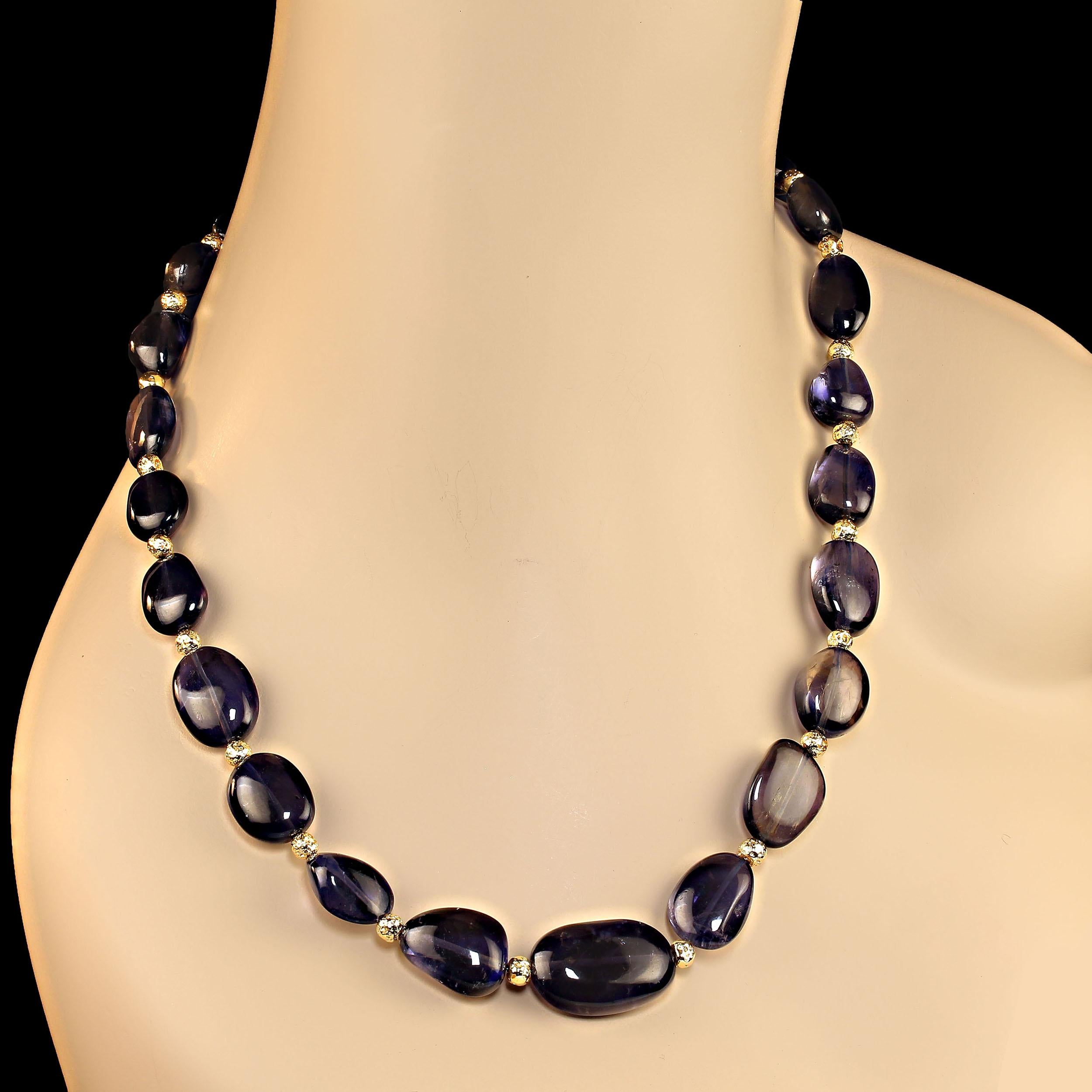 Perlina AJD Squisita e unica collana da 25 pollici di Iolite blu trasparente con accenti dorati in vendita