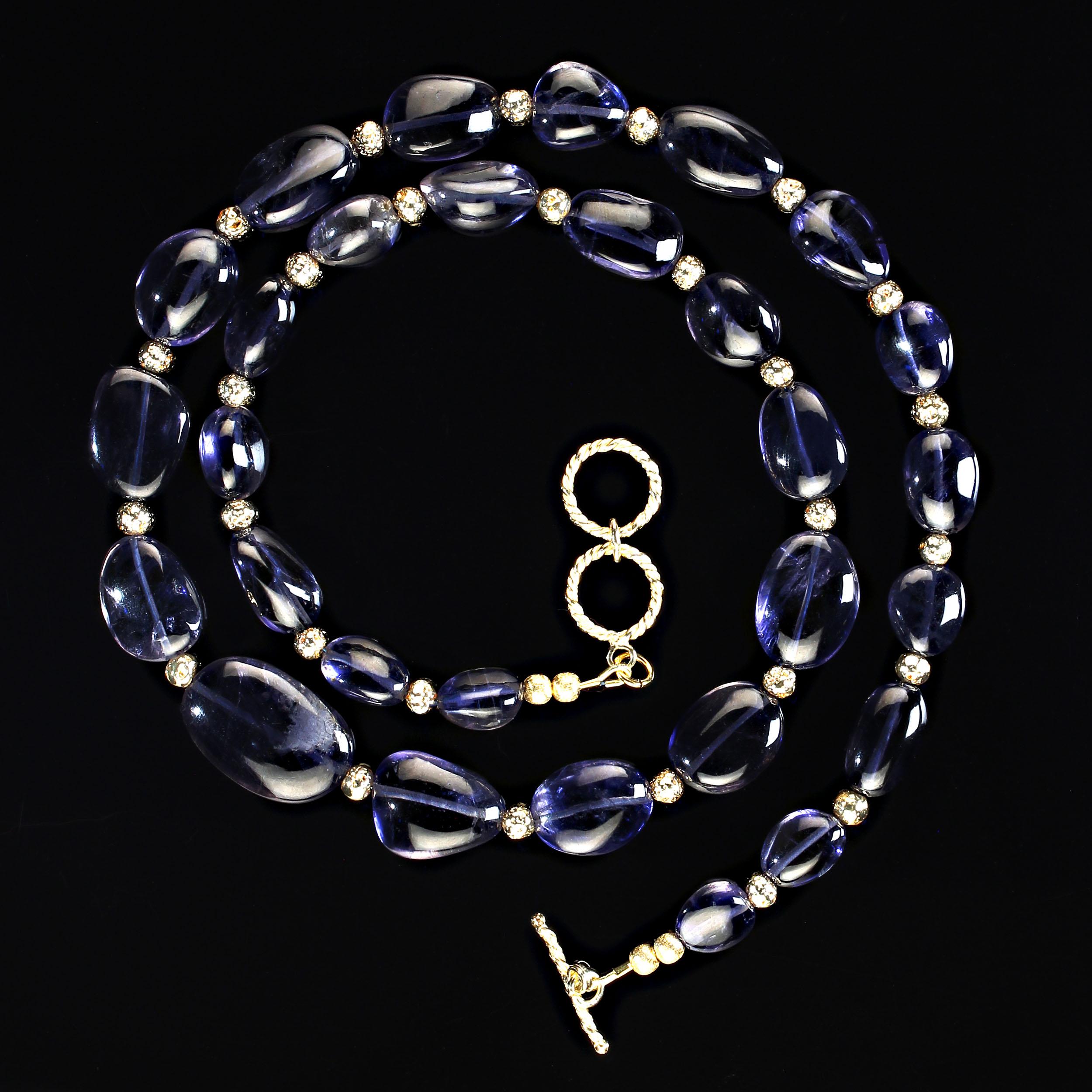 AJD Squisita e unica collana da 25 pollici di Iolite blu trasparente con accenti dorati In condizioni Nuovo in vendita a Raleigh, NC