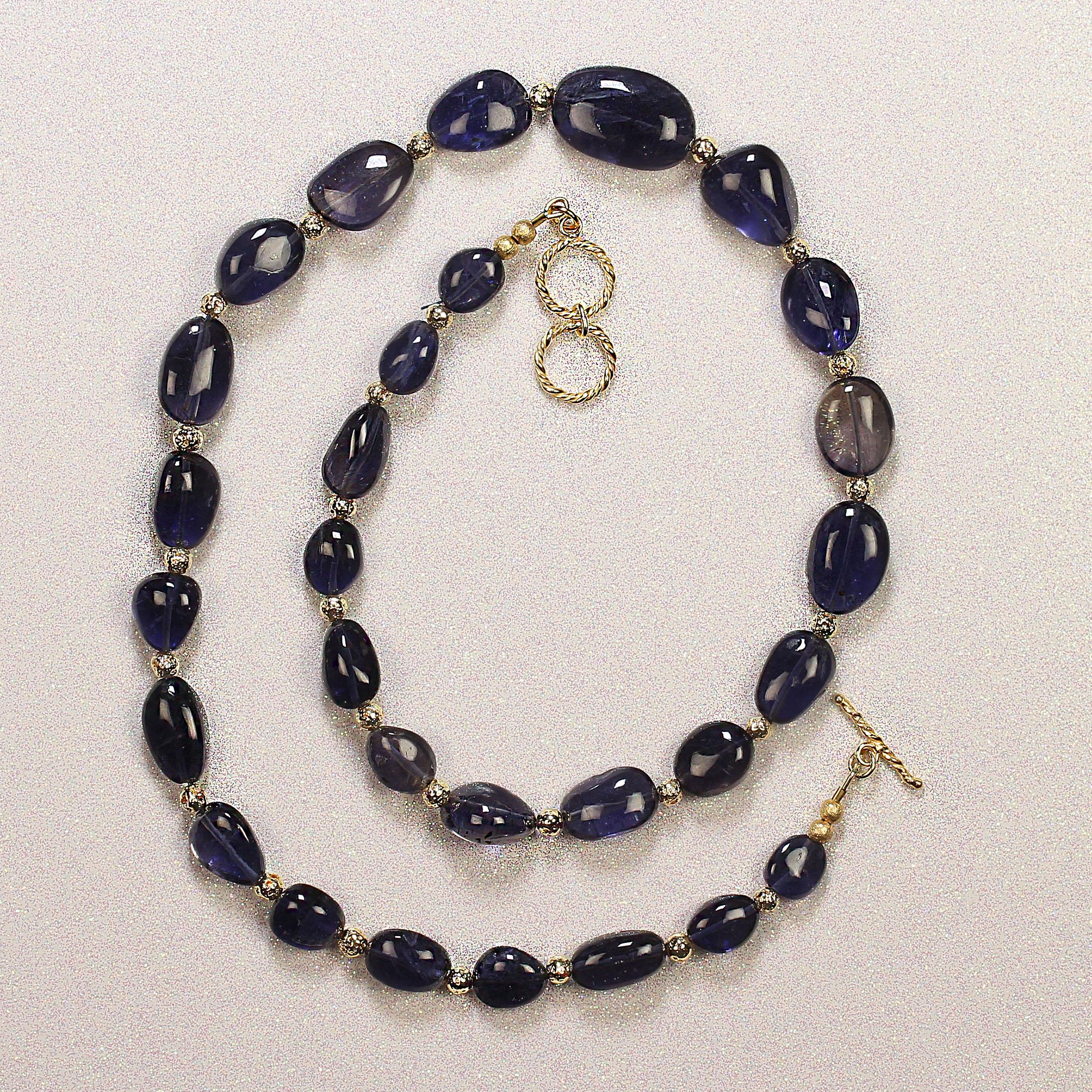 AJD Squisita e unica collana da 25 pollici di Iolite blu trasparente con accenti dorati in vendita 2