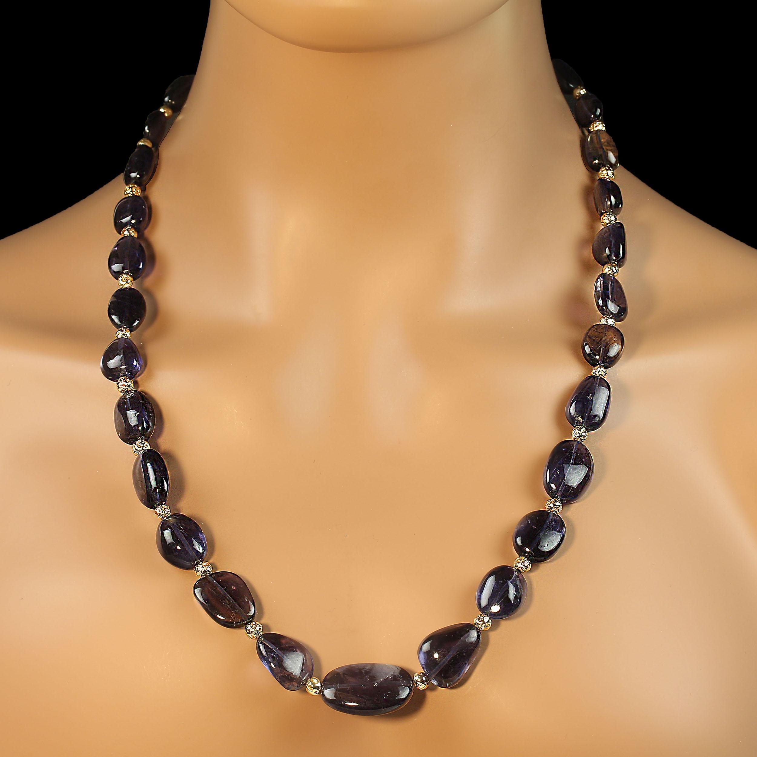 AJD Squisita e unica collana da 25 pollici di Iolite blu trasparente con accenti dorati in vendita 3