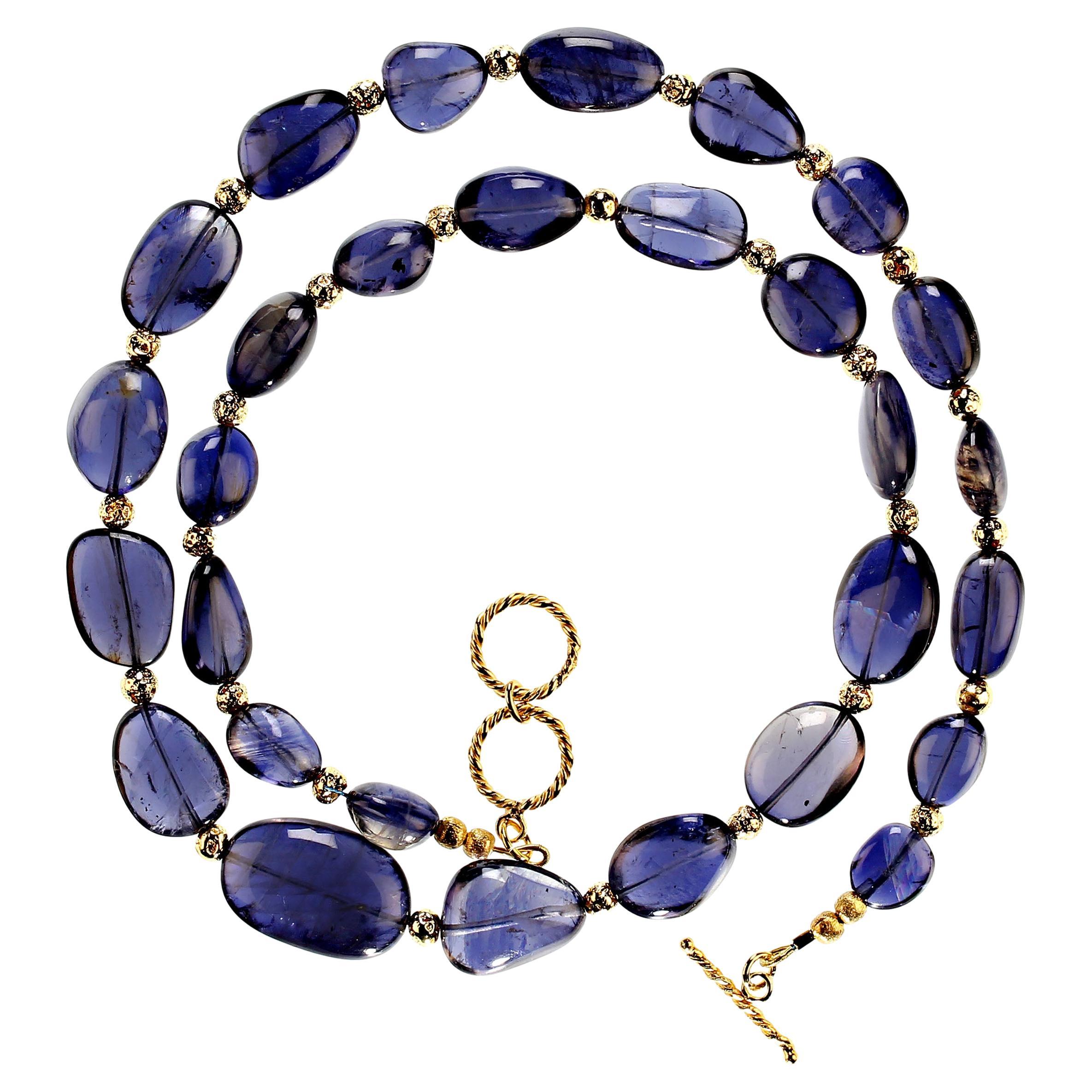 Artigiano AJD Squisita e unica collana da 25 pollici di Iolite blu trasparente con accenti dorati in vendita