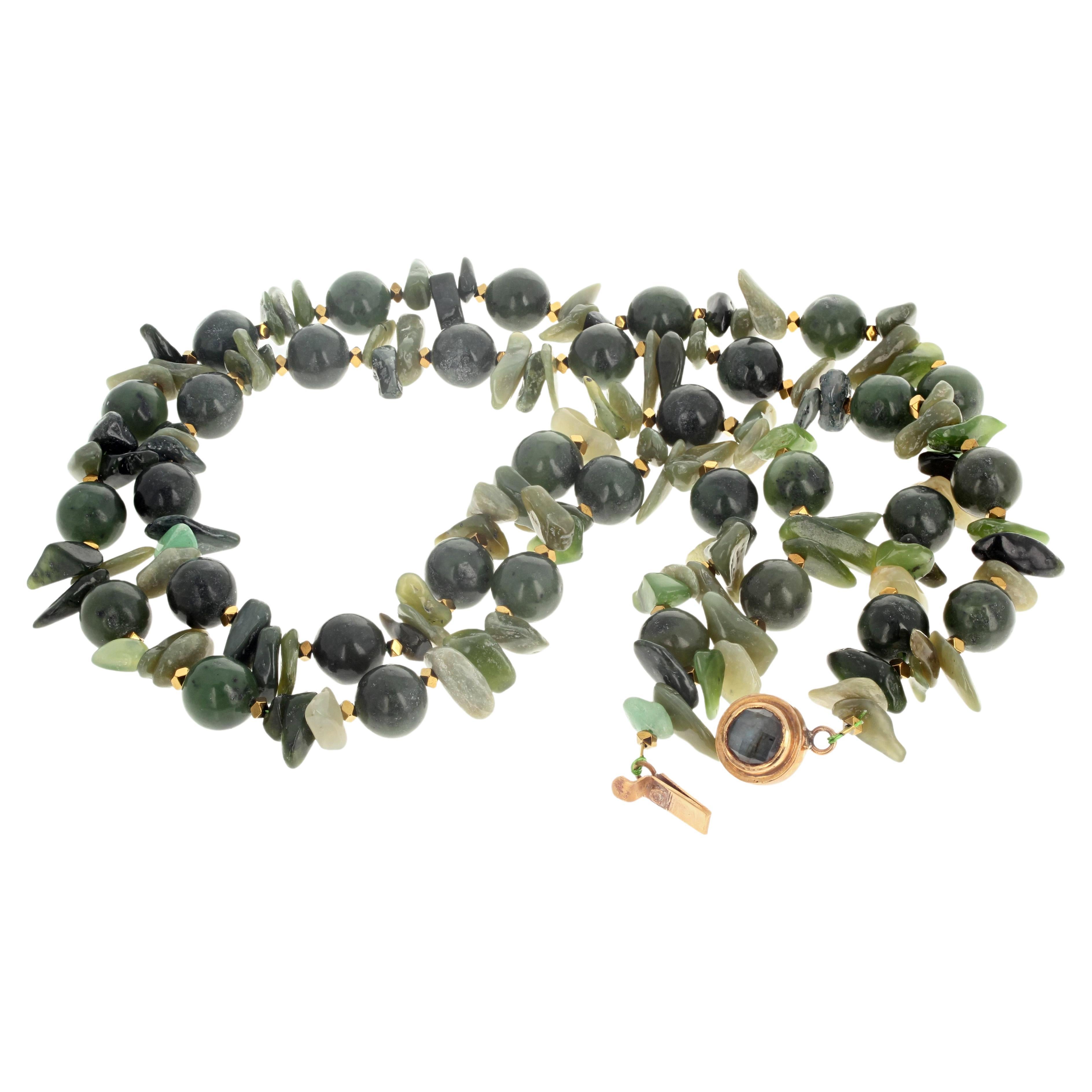 Diese Jade leuchtet prächtig im Licht auf dieser schönen doppelreihigen 19 Zoll langen Halskette.  Die hochglanzpolierte runde Jade ist etwa 12 mm groß.  Die natürlichen Jade-Chips sind alle unterschiedlich groß, wobei der größte ungefähr 18 mm groß