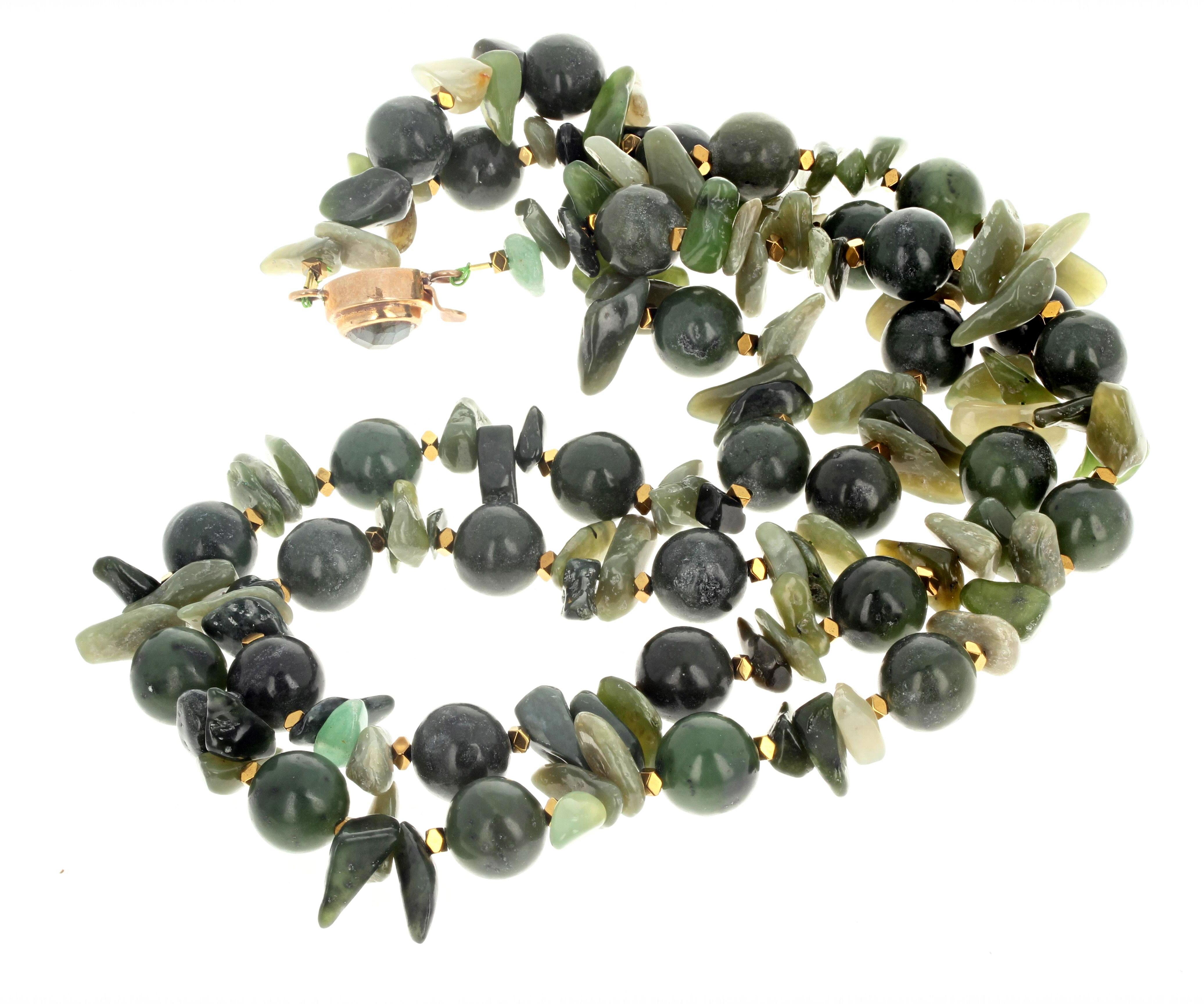 Taille mixte AJD, collier à double rang extrêmement élégant de Chips en jade naturel et de jade en vente