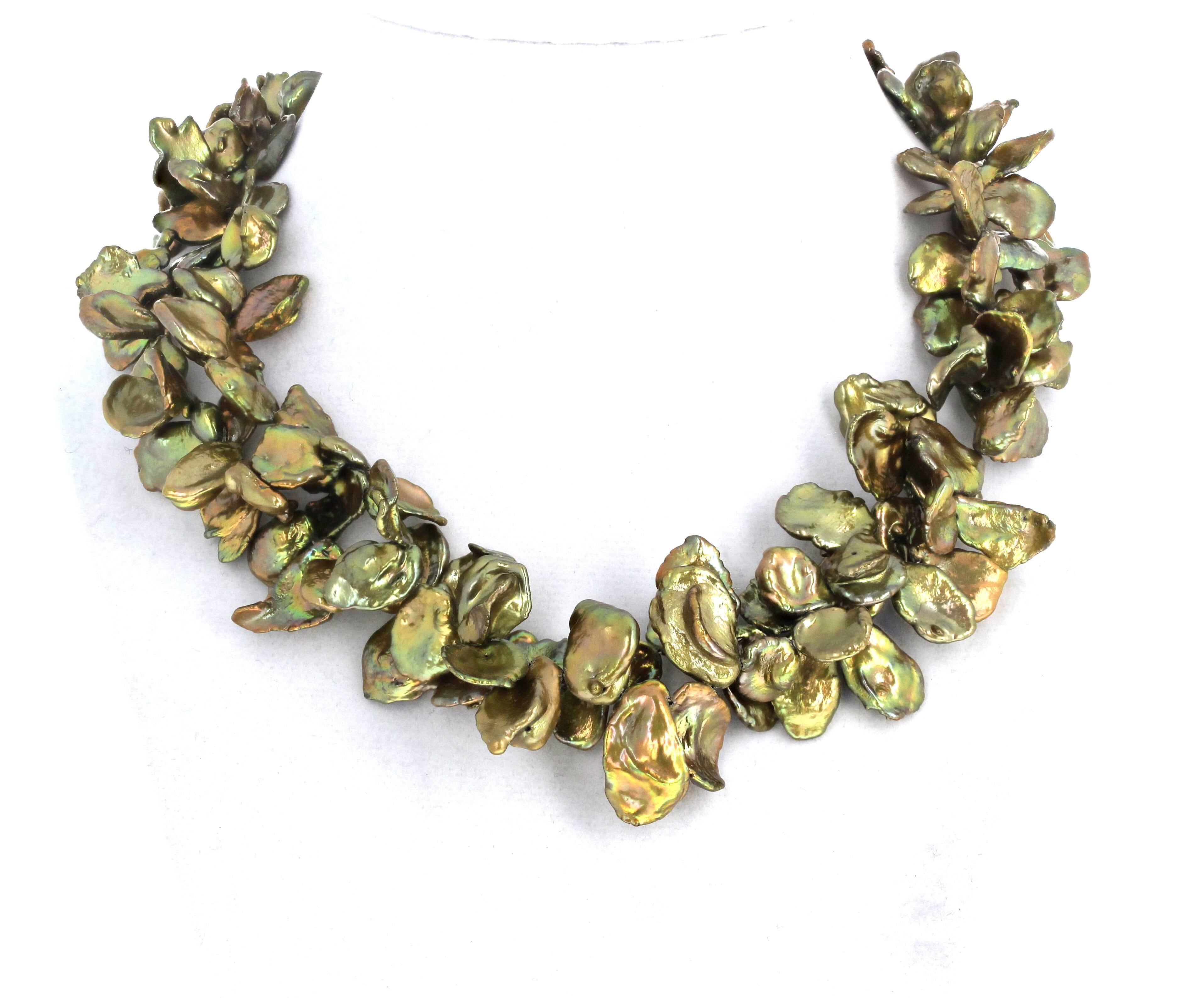 Ce double rang de perles Keshi vertes véritables brille intensément.  Il mesure 16 pouces de long.  La taille approximative des plus grosses perles est de 16 mm.  Ce sont des couleurs magnifiques.  Le fermoir est un fermoir à bascule plaqué or