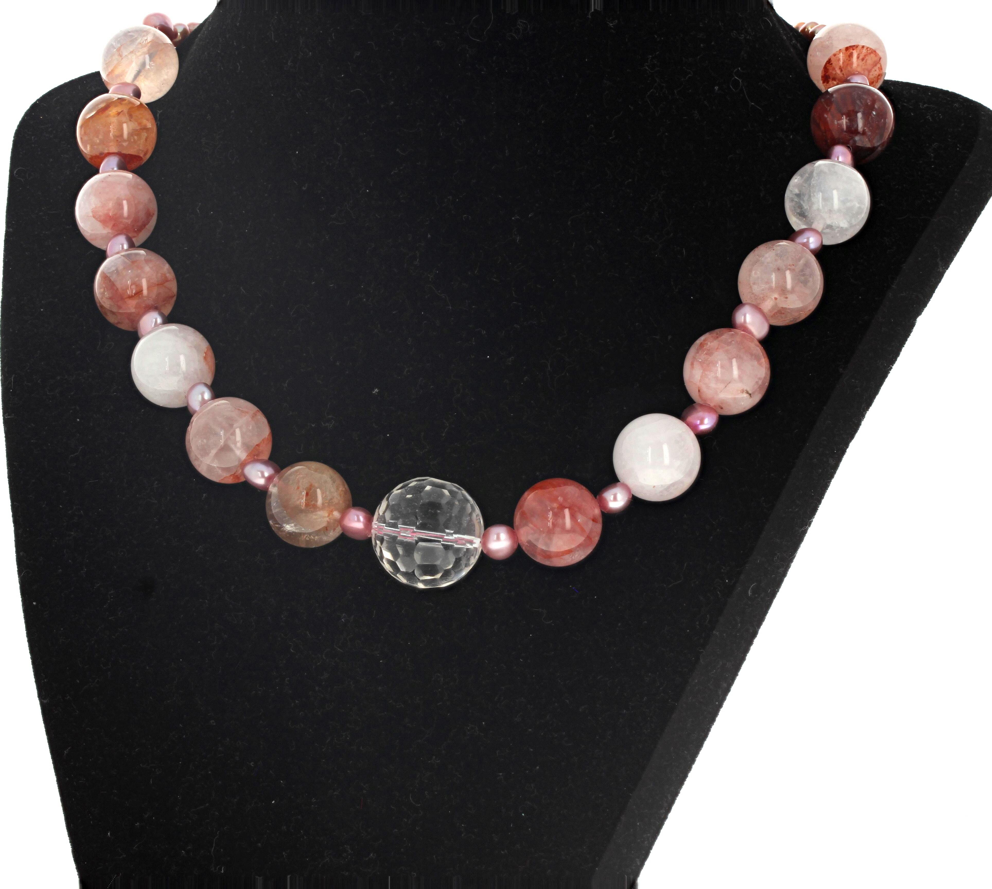 Ces quartz fraise naturels et artistiques (le plus grand est rond de 18 mm) sont rehaussés de petites perles de culture roses (8 mm) dans ce magnifique collier de 18 pouces de long.  Le fermoir est un clip argenté facile à utiliser.  