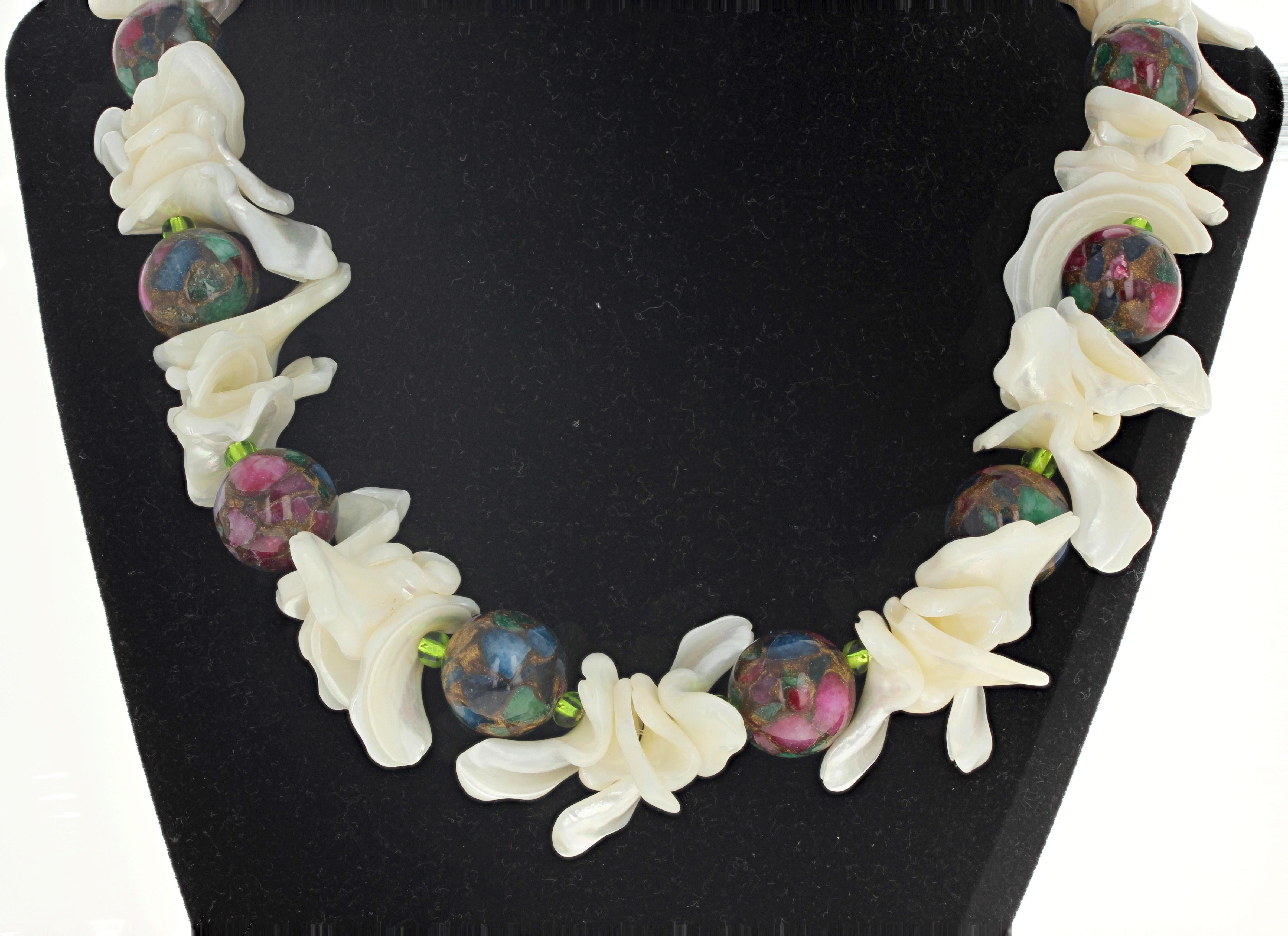 Halskette von AJD Faszinierende mehrfarbige natürliche echte Rubin Zoisite & Real Perle Muschel Halskette (Gemischter Schliff) im Angebot