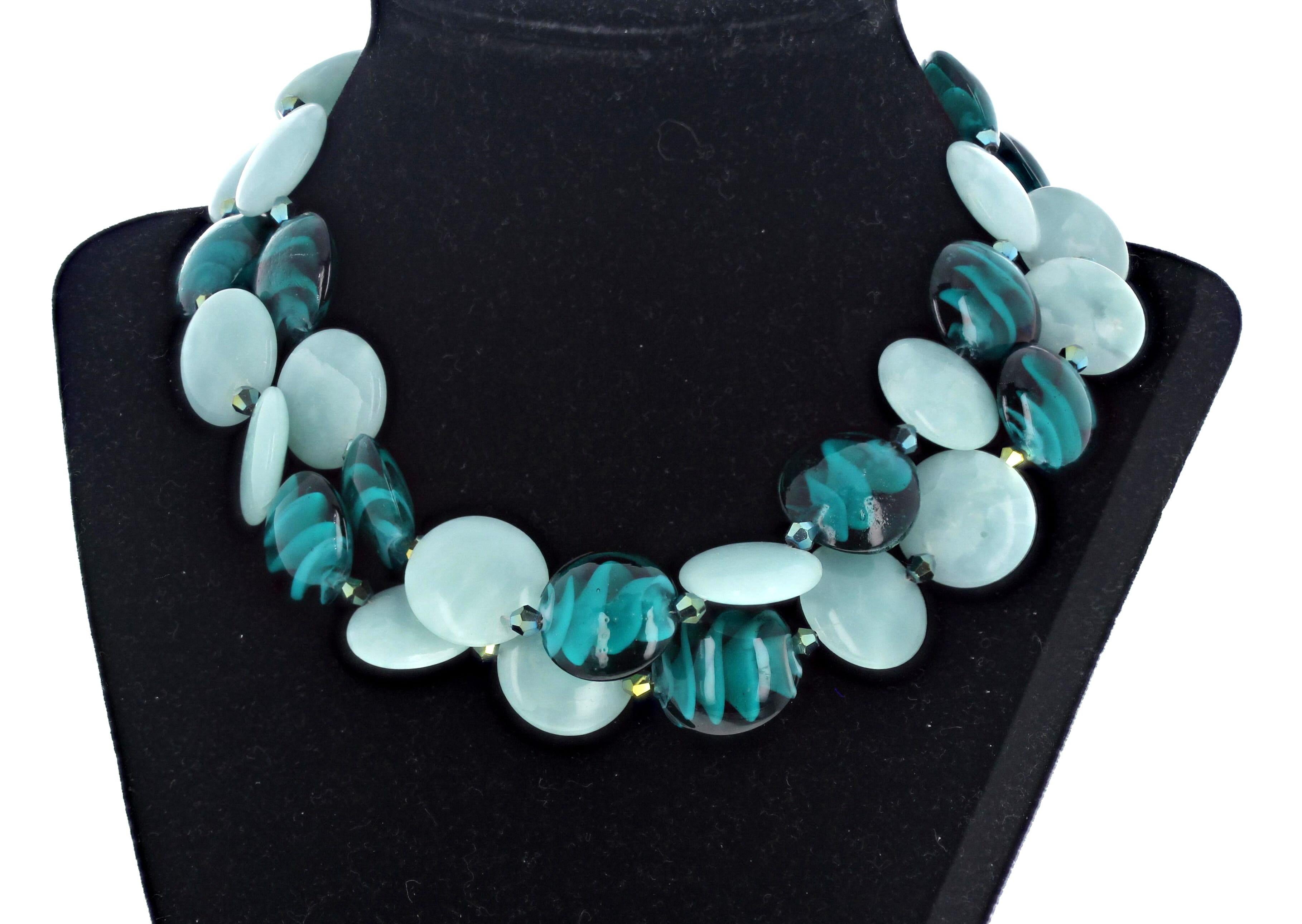Ce magnifique collier à deux brins mesure 16 pouces de long.  Les vraies amazonites mesurent environ 20 mm de diamètre et les rondelles de verre bleuâtre mesurent également environ 20 mm de diamètre. Elles sont rehaussées de minuscules perles