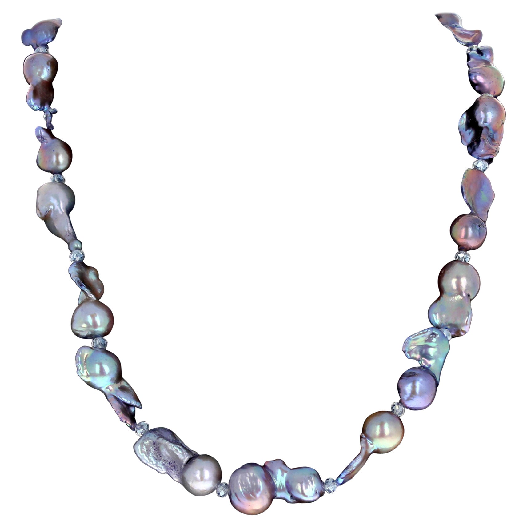 Estas perlas naturales multicolores, absolutamente fascinantes, son espectaculares alrededor de tu cuello.  Están realzadas con pequeños cristales brillantes.  Mide 19 pulgadas de largo.  El cierre es un gancho de plata fácil de usar.  Las perlas