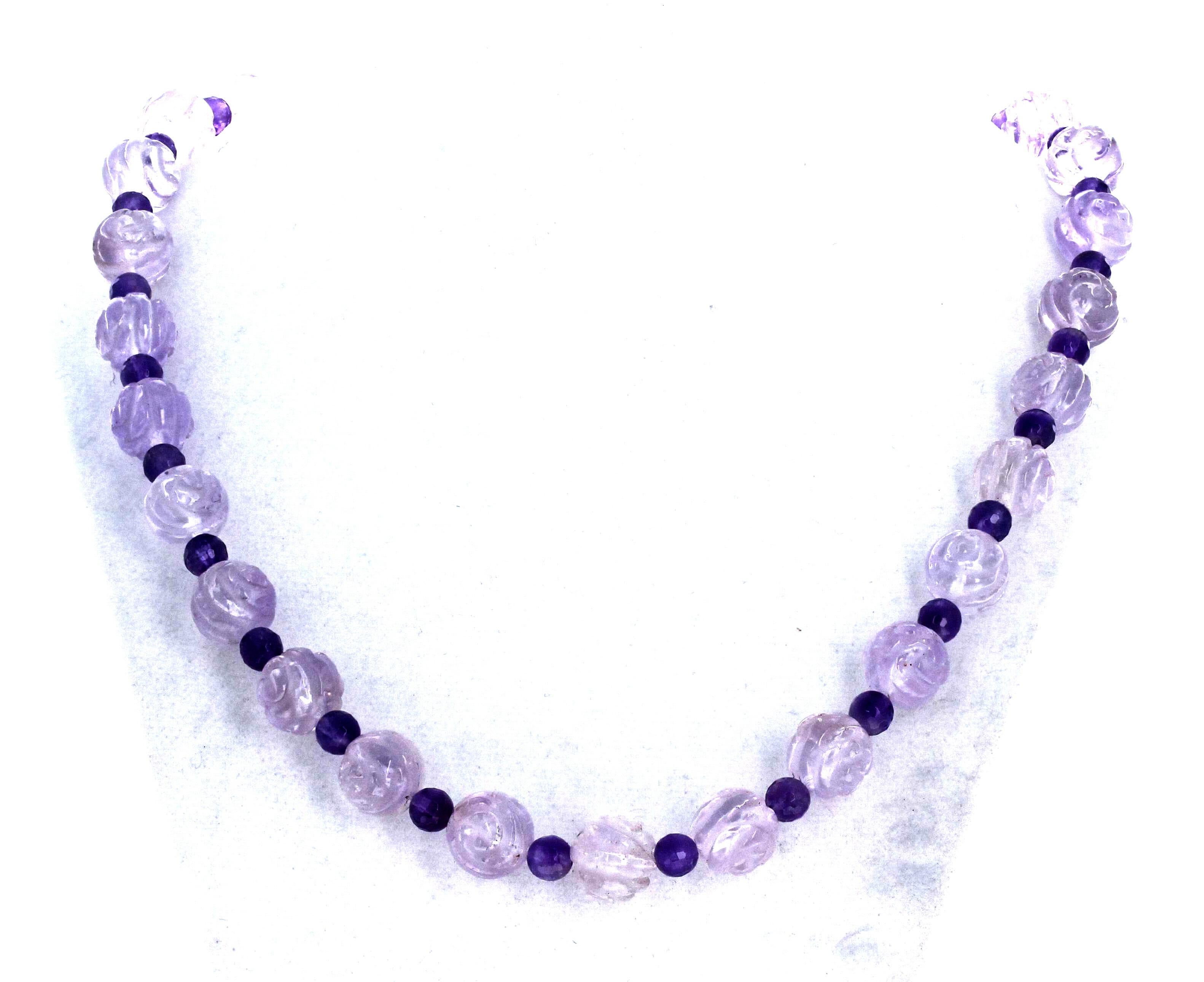 Diese wunderschönen 12 mm großen, runden Amethyste im Phantasieschliff werden durch echte runde, intensiv violette Amethyste im Edelsteinschliff von 6 mm ergänzt. Der Verschluss ist ein einfach zu bedienender silberner Hakenverschluss.